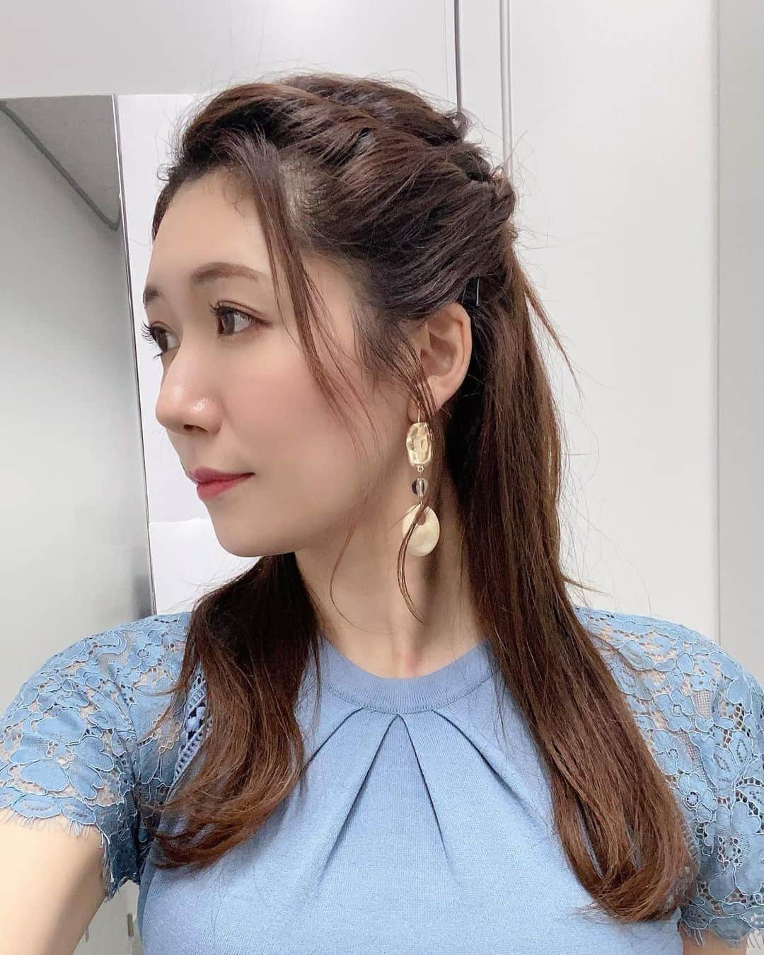 穂川果音さんのインスタグラム写真 - (穂川果音Instagram)「hair style  デコ出しハーフアップだよ〜  #ゆる巻き #ハーフアップ #hairstyle #hairarrange #イヤリング　#アベプラ　#ハーフアレンジ 　#巻き下ろし #earrings #nacklace #春コーデ 　#アベプラ　#ほかのん　#前髪アレンジ」7月23日 13時36分 - hokawakanonn