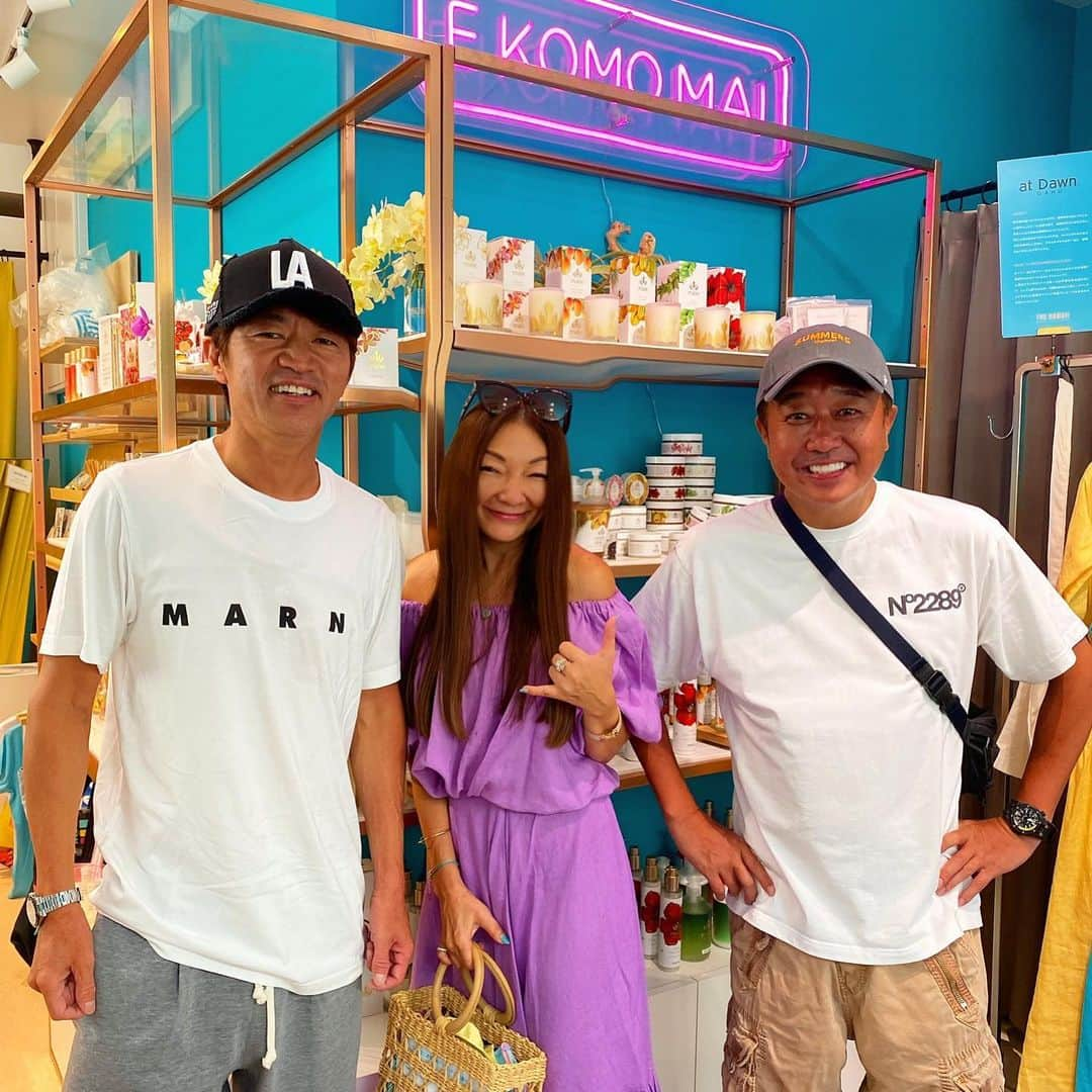 マキ・コニクソンさんのインスタグラム写真 - (マキ・コニクソンInstagram)「大好きな三村と大竹が @thehawaii.official のマキズボックスに遊びに来てくれました！オフの日にふた家族一緒に来るのってめちゃくちゃホッコリする！ 安定の仲良し！😊やっぱりさまぁ〜ずは ハワイが似合う！2人に会った時嬉しくて 泣きそうになっちゃった。💦  三村と大竹は完全なハワイロスだね！ ハワイに行きてぇ！って何度も言ってた！  ロケで日本の海に行ったらしく真っ黒に 日焼けしてたよ！ おでこの皮がむけそうって言ってた！😊  大竹の子供達もすくすく育って だいぶお兄ちゃん達になってきた。 次に会う時に覚えてて欲しいから耳元でマキさんだよ！って何度も言って洗脳してきた。(笑)あんな小さかった三村のボクにはすっかり背を抜かされ、お姉ちゃんもすっかり綺麗になって、私達が歳をとっていくのも無理ないね。でもやっぱり同い年っていいな！  次はハワイで会おうね！って 約束して別れたよ。 ハワイでお待ちしています！  余談ですが！☝🏼大竹の奥さんはガチャガチャでDean and Delucaのエコバックが 当たったよ！Congratulations,Hitomi!! 🎉  #thehawaiibymaki  #ハワイのマキさん #makikonikson  #気持ちだけでもハワイ😊  #ハワイのおすそ分け🤙🏼  #ハワイを日本に連れて行っちゃいます  #さまぁ〜ず大好き❤ #三村と大竹今日はオフなのに会いに来てくれて有難う！😊」7月23日 14時01分 - makikonikson