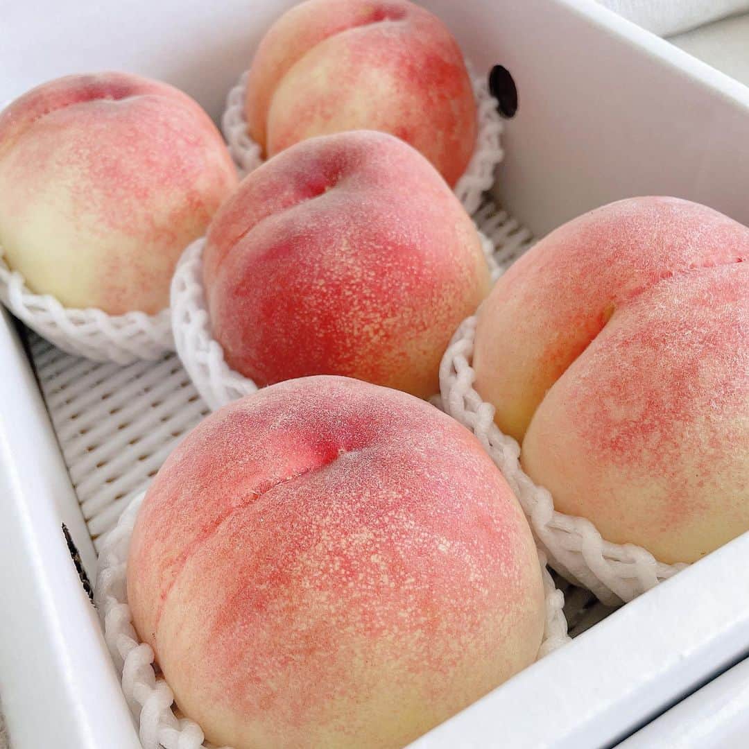 片渕茜さんのインスタグラム写真 - (片渕茜Instagram)「家族から桃が届きました。 ぷりぷりです🍑いい香り…♪」7月23日 14時02分 - akane_katafuchi