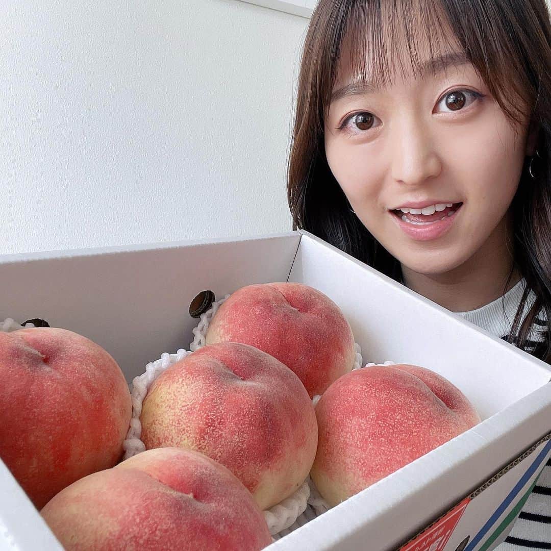 片渕茜さんのインスタグラム写真 - (片渕茜Instagram)「家族から桃が届きました。 ぷりぷりです🍑いい香り…♪」7月23日 14時02分 - akane_katafuchi