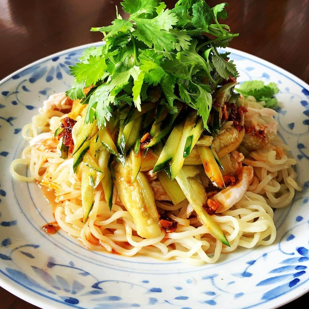 志摩有子さんのインスタグラム写真 - (志摩有子Instagram)「お昼に胡麻だれ冷やし麺。 蒸したささみ、蒸し茄子、キュウリ、パクチー。食べている途中にブルーインパルス🛩  #胡麻ダレ冷やし中華  #東京オリンピック開催日 #ブルーインパルス」7月23日 14時07分 - ariko418