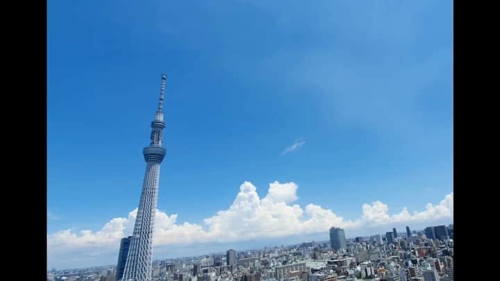 のインスタグラム：「【映像】大空を舞うブルーインパルス✈✨    #ブルーインパルス #ありがとう   #墨田区　#すみだ #東京2020 #日本 #東京 #オリンピック #パラリンピック #東京スカイツリー #空を見上げよう　#快晴　#晴れ   #TOKYO2020 #Olympics #Paralympics #japan #tokyo #sumida #airplane #skytree #tokyoskytree」