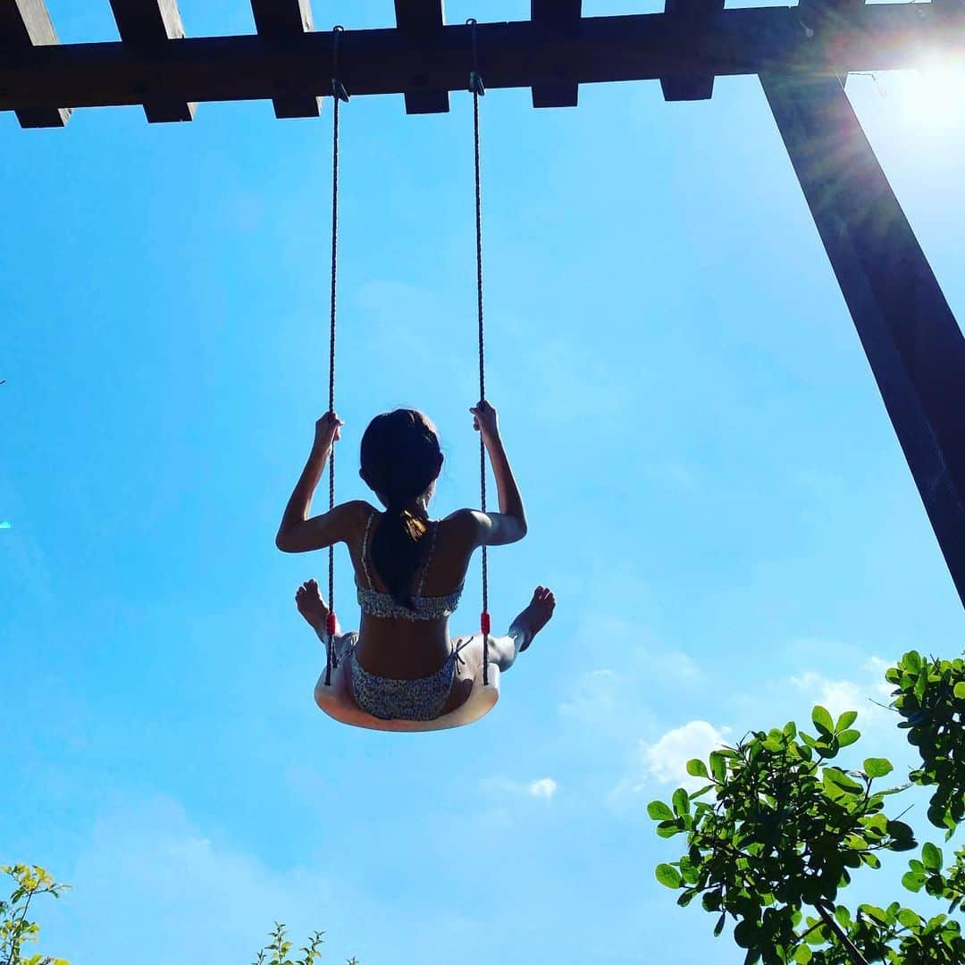 高岡早紀 さんのインスタグラム写真 - (高岡早紀 Instagram)「朝ドラ"おかえりモネ" 今週から登場しています。見て下さってありがとう。  さて、私は今日もお休みなので、ウチで遊んでます。 はぁ、空に向かってブランコするなんて、羨ましいしかない。 私もやりたいけどな〜  #早紀おウチ時間  #娘　#夏　#ブランコ」7月23日 14時45分 - saki_takaoka