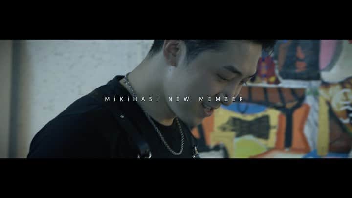 ヒョンミン のインスタグラム：「This is the video of the newest member of the MiKiHASi crew, “Hyunmin Woo”. @mr.mpm  ⠀ You can watch videos of the artist, "Hyun-min Woo", who always challenges and creates a variety of works through various materials on the ♦️MiKiHASi♦️ YouTube Channel. ⠀  “나는 가수이자 그림을 그리는 아티스트다. 노래에 정말 많은 열정이 있고, 그림은 한순간에 나에게 다가왔다. 자유로운 선과 색을 쓸 때 나오는 상상력은 날 미치게 한다.”  미키하시 크루의 새로운 멤버, 우현민 작가입니다. 음악과 미술, 두가지 자아가 충돌하는 시기에 그 모습을 담은 작가 소개 비디오 입니다.  ♦️미키하시유튜브 (MiKiHASi)♦️에서 관람 하실 수 있습니다. 링크는 프로필에 걸어 뒀습니다!」