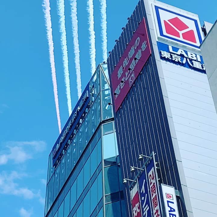 宮崎謙介のインスタグラム：「ブルーインパルス。 東京駅の上空を通過。感動。  #オリンピック #2020 #ブルーインパルス  #東京駅」