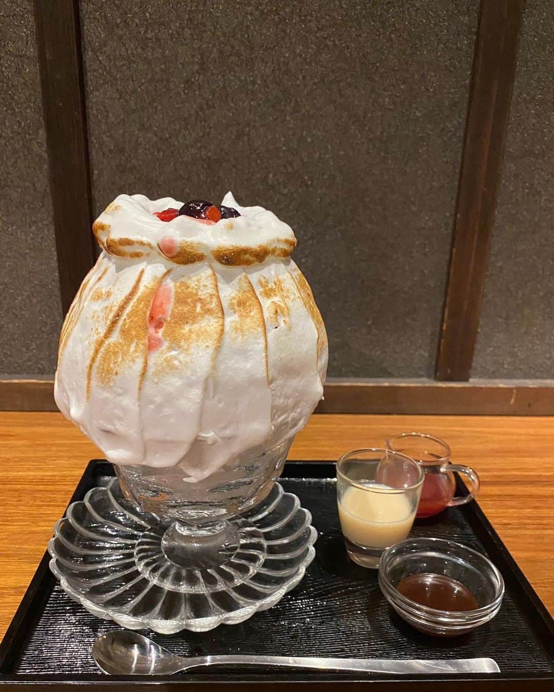 桃乃木かなさんのインスタグラム写真 - (桃乃木かなInstagram)「佐藤 総本店🍧  ・アリスの薔薇の焼き氷 ・ルージュベリーの焼き氷 ・信玄氷  先日行った吉祥寺のルミエールさんとコラボしたメニューが巣鴨でも食べれるという事で！焼き氷の焼き具合なのかな？メレンゲの甘〜い味が😋 アリスの薔薇はメニューにはアルコールの効いた大人の味と表記があったけど個人的にそんなにアルコールは感じなくてマスカルポーネ、キャラメル、カスタード等が入っていて1番好みの味でした！  #佐藤総本店　#巣鴨 #かき氷」7月23日 15時00分 - kana_momonogi