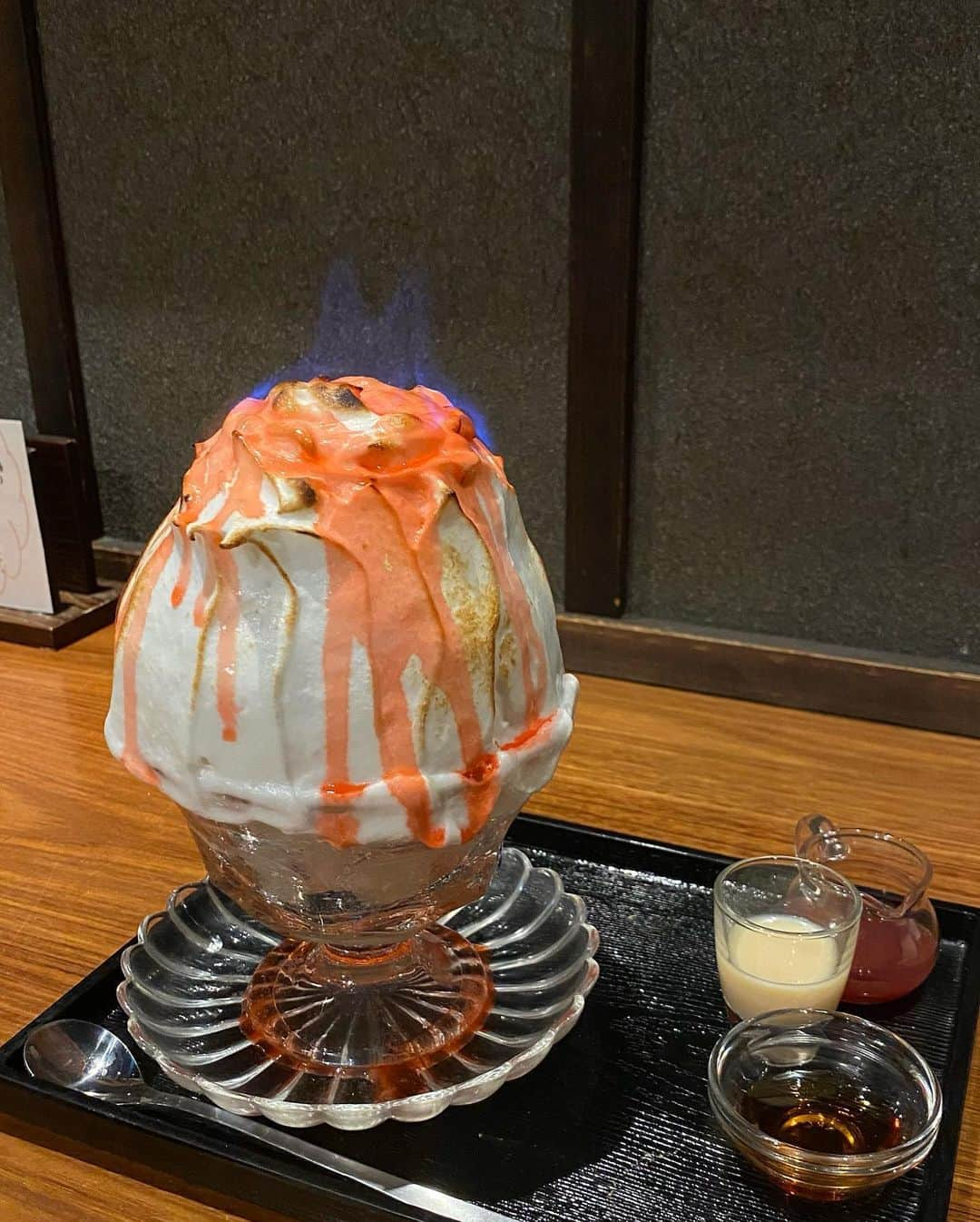 桃乃木かなさんのインスタグラム写真 - (桃乃木かなInstagram)「佐藤 総本店🍧  ・アリスの薔薇の焼き氷 ・ルージュベリーの焼き氷 ・信玄氷  先日行った吉祥寺のルミエールさんとコラボしたメニューが巣鴨でも食べれるという事で！焼き氷の焼き具合なのかな？メレンゲの甘〜い味が😋 アリスの薔薇はメニューにはアルコールの効いた大人の味と表記があったけど個人的にそんなにアルコールは感じなくてマスカルポーネ、キャラメル、カスタード等が入っていて1番好みの味でした！  #佐藤総本店　#巣鴨 #かき氷」7月23日 15時00分 - kana_momonogi