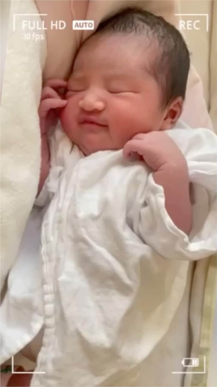 YUKAのインスタグラム：「今日で生後75日👶🏻 首がすわってきて抱っこしやすくなった！ 新生児の頃のふにゃふにゃ感が懐かしい🥺  #生後75日 #新生児 #赤ちゃんのいる生活 #赤ちゃん #はなちゃん」