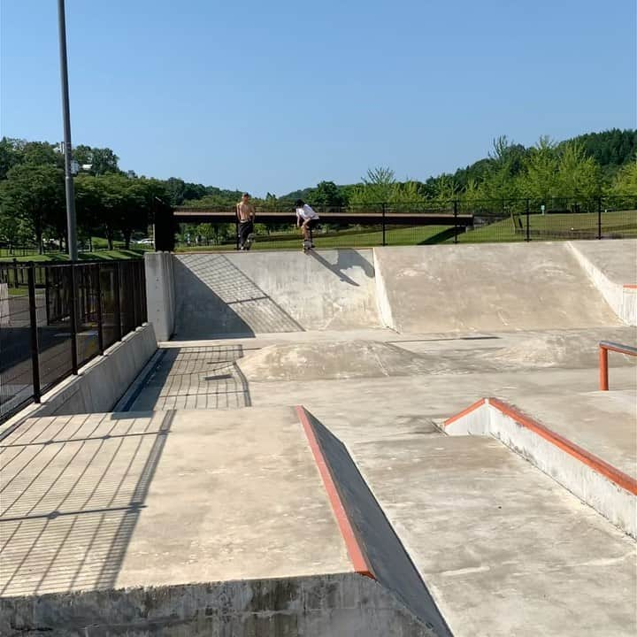 織田夢海のインスタグラム：「It was very hot🥵😵🛹  🎥 @miyamoto09  Thank you ✌️  @murasakisports_official  @ridersfact_mozo  @dcshoes_japan  @grizzlygriptapejapan  @grizzlygriptape  @fullon_eye_wear  @boneswheels  @independenttrucks  @skate_candy」