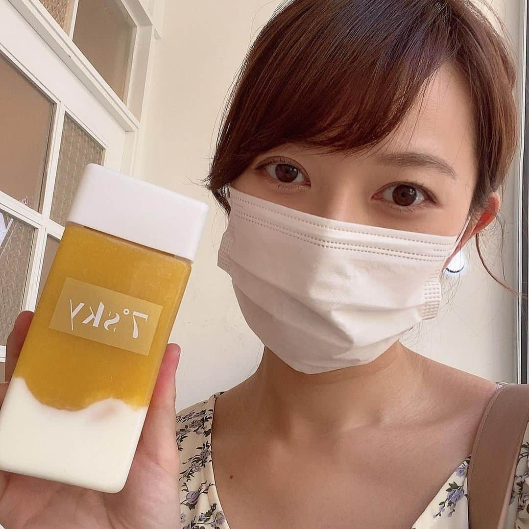 嶋村瞳さんのインスタグラム写真 - (嶋村瞳Instagram)「. 収録終わりに、久しぶりに新宿の7°SKYへ♥ 今日みたいな暑い日にはもうたまらない😌 マンゴーの果実がたくさん入ってて、ヨーグルトとマンゴーがまろやかでサッパリしたジュース🥭 あっという間に飲み干してしまいます！ .ぐ #嶋村瞳のグルメ旅  #免疫力アップ #ビタミンC #ボディメイク #ヨーグルト #マンゴー #ジュース #健康 #美肌 #フルーツ #新宿 #instafood #yummy #drink #mango #fruit #dezert #tokyo #shinjuku」7月23日 16時44分 - hitomi_shimamura_official