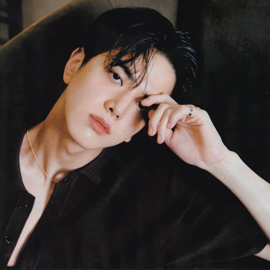 ヨンフンのインスタグラム：「singles magazine 🖤 ©owner #THEBOYZ #더보이즈 #YOUNGHOON #영훈」