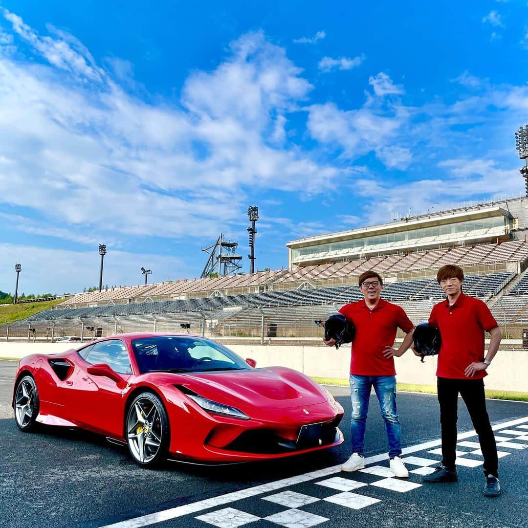 HIKAKINのインスタグラム：「いつも引きこもりなわたくしHIKAKIN、 #グランピング で久々に自然に触れ超リフレッシュしてきました🏕️✨  #ツインリンクもてぎ で最高の一泊二日を兄弟水入らずで過ごさせていただきました😎😎👍 巨大アスレチックで汗を流して、激ウマバーベキューで感動し、本物のレースサーキットでフェラーリで超スピード出したり最高の２日間でした🏎️💨 この様子はYouTubeのSeikinTVで動画ご覧ください👀👍 #PR」