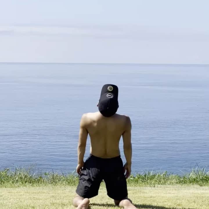 のインスタグラム：「. . 佐渡🌊  素晴らしい食材、物、景色、人と出会えました。  動画は 朝、景色があまりにも良かったので、いつも練習前にしているエクササイズをしました。 . . . #アルビレックス新潟 #福田晃斗 #前十字靭帯断裂 #半月板損傷  #筋トレ #体幹 #エクササイズ #佐渡島 #二つ亀 #佐渡吾妻 #albirexniigata  #sadoisland  #training #workout  #acl #exercise azuma.sadoresort  @kneesovertoesguy」