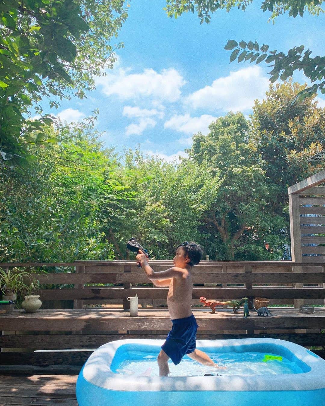 宇藤えみのインスタグラム：「スポーツの日🇯🇵 庭でプール開き🏖 朝から入りお昼から入りやっとお昼寝。 #暮らし」