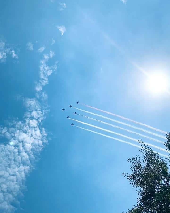 東京ステーションホテルTokyo Station Hotelのインスタグラム：「7.23、CONTRAIL 5色の飛行機雲  航空自衛隊「ブルーインパルス」が、先ほど東京駅の上を飛行しました！”空は繋がっている”と感じる一瞬でした。 ⁡ Blue Impulse, the special acrobatic flight team of Japan Air Self-Defense Force made a special flight above Tokyo Station few minutes ago. ————————————————————— @tokyostationhotel #tokyostation #tokyostationhotel #forbestravelguide #smallluxuryhotels #marunouchi #東京ステーションホテル #東京駅 #丸の内 #東京ホテル #ホテルステイ #ブルーインパルス #ブルーインパルス展示飛行 #航空自衛隊 #飛行機雲 #5色 #空は繋がっている #東京の空 #夏の空」