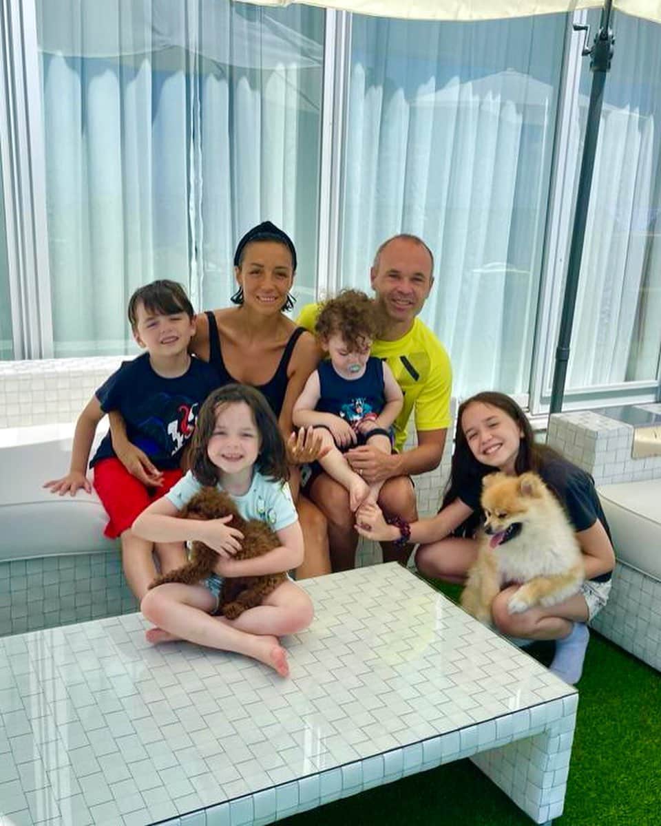 アンナ・オルティス（イニエスタの妻）のインスタグラム：「La familia crece! 🐾❤️ Welcome Mocca! 🐶 #Hachi #Mocca 🦴  家族が増えました！ 🐾❤️ ようこそ、モッカ🐶 #ハチ #モッカ 🦴」