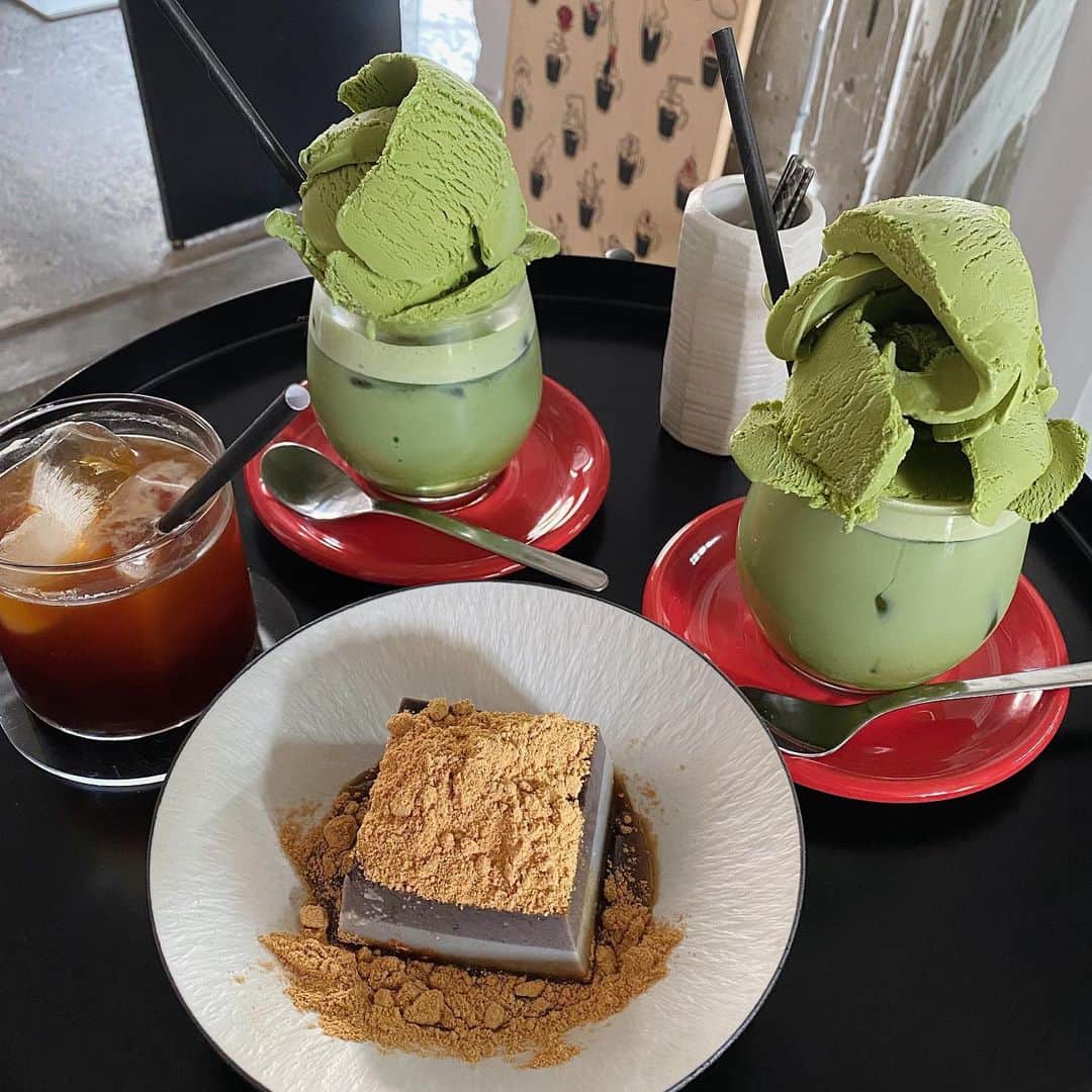 山下ちひろさんのインスタグラム写真 - (山下ちひろInstagram)「. 博多駅から少し歩いた場所にある 気になってたカフェに。 あま〜いアイスと甘さ控えめの抹茶のバランスが好きでした◎ 暑い日はアイスに限るね🥵♡  #aimai #aimai_fukuoka」7月23日 18時44分 - 11chr26