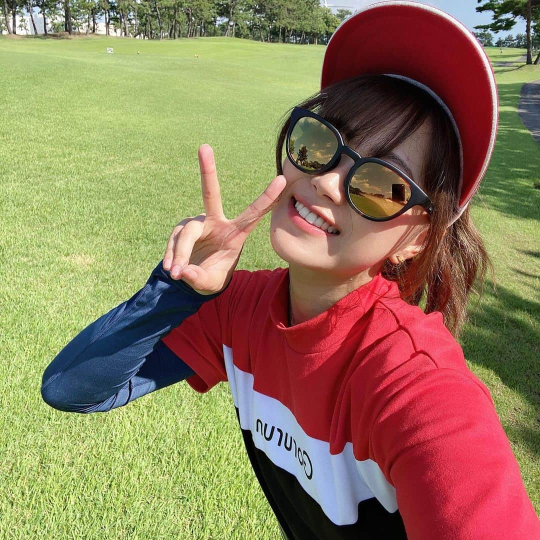 山内鈴蘭さんのインスタグラム写真 - (山内鈴蘭Instagram)「今年の夏はあっついね🥵⛳️ ウェア袖の日焼けがくっきりだよ🤣 @gorurun_ のウェア可愛い？🥺💓 ． 夏ゴルフ本当好きなんだぁ！ 身体めちゃ動きやすいし！！ 今年は絶対ベストスコアだすぞ🔥🔥 ． そして、ホワイトニングのホームケア初めて1ヶ月❣️効果出てきた気がする🤭調べたら10円玉に垂らすと分かりやすいって口コミ書いてあったからやってみたら、サビが取れた🤣👏DMで質問あったから一応載せとく🤗 ． ストーリーにURL載せてるので みてみてねーーん❣️❣️ ． 今年もゴルフ一生懸命がんばるど🔥 あーー！！！ゴルフ好きっ🥺❤️❤️❤️ ． ． #ゴルフ #ゴルフウェア #ゴルフ女子 #ゴルフコーデ #ゴルフ女子コーデ #ゴルフ好き #ホワイトニング #ホームケア #ホワイトニング歯磨き粉 #ちゅらトゥース #Gorurun #ごるらんコーデ」7月23日 18時58分 - xxsuzuranxx