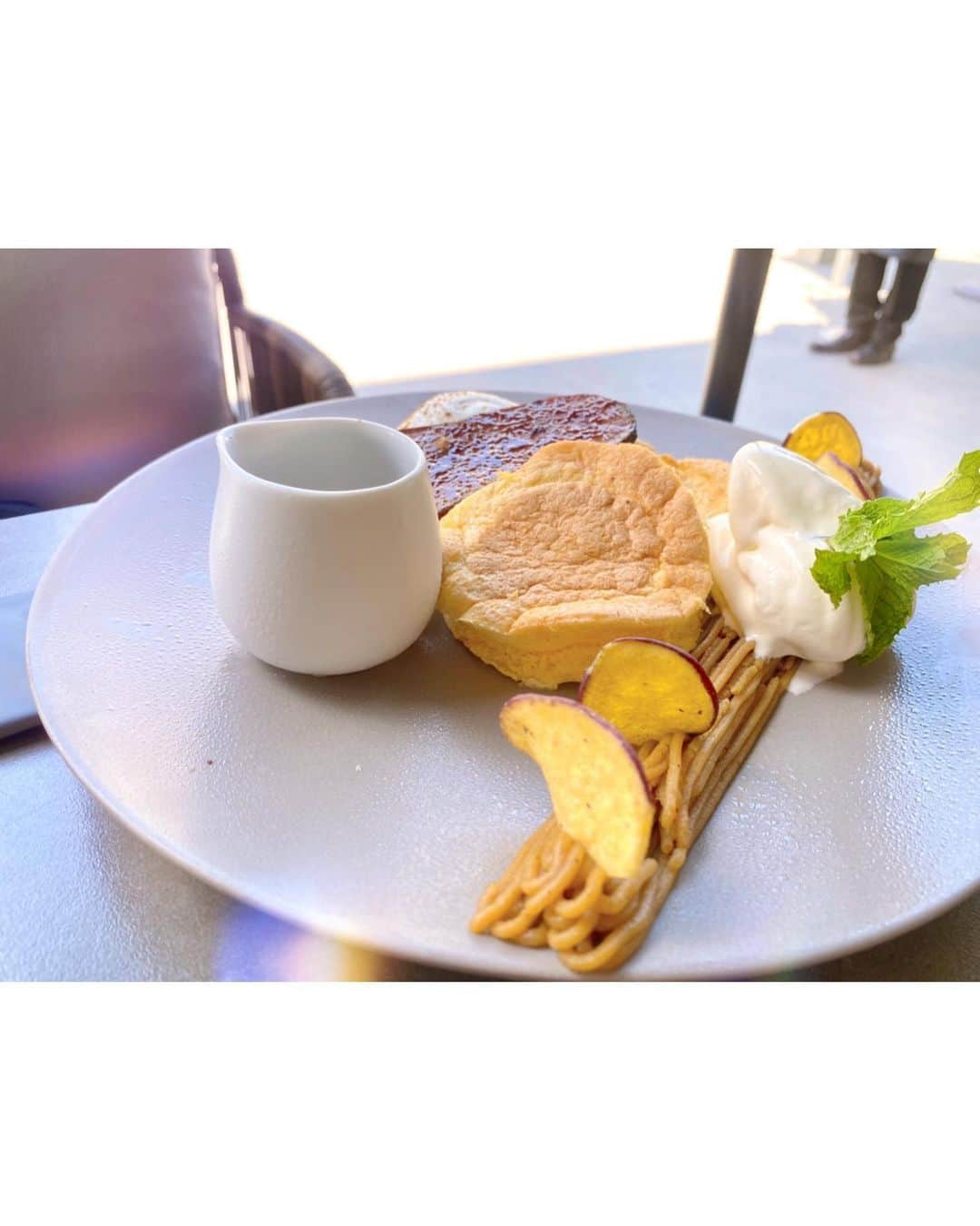 山崎春佳さんのインスタグラム写真 - (山崎春佳Instagram)「🍠🤍  明日オープンの @and_oimo_tokyo_cafe へ😋  チーズケーキ、モンブラン、パンケーキ全て美味しかった〜🌟親友ちゃんと頬張りました❣️ お芋だからすっごくお腹いっぱいになって大満足！ひひ  中目黒駅から近くて、スイーツだけじゃなくてキッシュとかフードも美味しいメニューがあるのでいつでも気軽に行ってみてねん☑︎  @akiji_roaster さん、ご招待頂いてありがとうござい ました🤲🏻✨  この日の全身詳細🏷 ワンピース @miia_official バッグ @jwpei_official  サンダル  @amboise_femme   #me #tbt #ootd #coordinate #blackandwhite #monotone #dress #minidress #pancakes #oimotokyo #中目黒カフェ #オイモトーキョー」7月23日 18時52分 - haruka_yamazaki