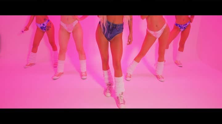 Staxx Tのインスタグラム：「CREAM - Chuppa Chupps 明日 7/24 18:00- MV公開🍭🍭🍭 ⁡ お待たせー❗️久しぶりのMVえちえちで可愛い📺♥️ ⁡ 👙セクシーダンサーズ👙 @curlybaby_lilika  @sayuri_317  @yuna_halvaei  @ni_na.badgalqueen  @kanan.912  ⁡ 振り付けは @mother_shizuka 🔥監督は @hamafly 🎥 ⁡ #CREAM #ChuppaChupps #チュッパチャップス ⁡ MVラッシュ始まります😌」