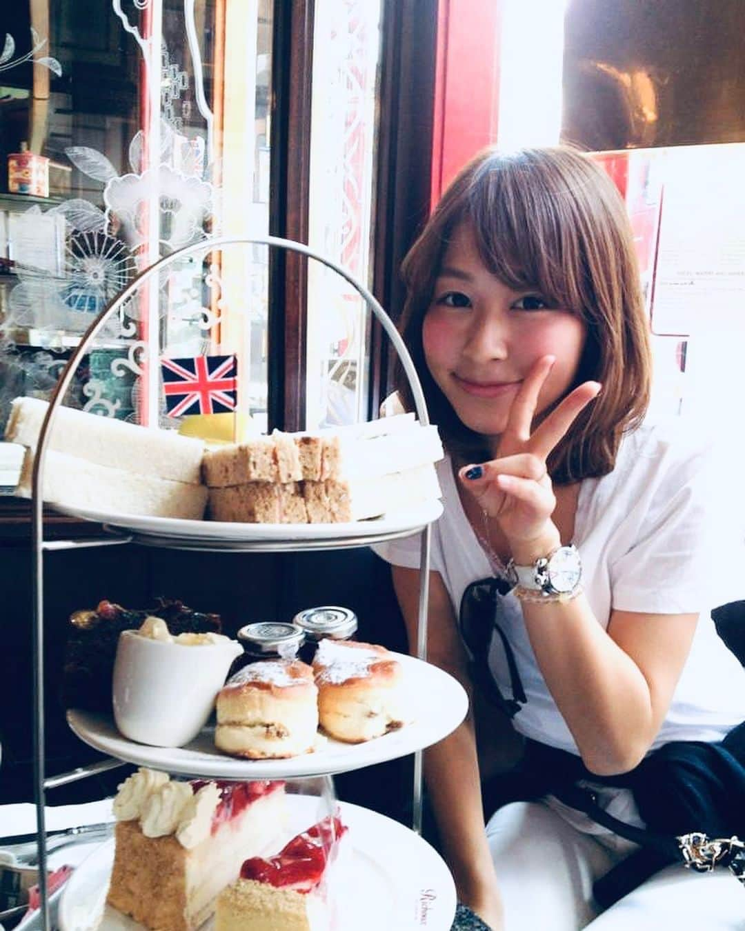 権田裕美さんのインスタグラム写真 - (権田裕美Instagram)「🇯🇵🇬🇧 . . ちょうど10年前の 「ロンドンオリンピック2012」 . 現地で主人の出場したサッカー日本代表の 全試合を見届けることができました♪ . . 観ている人にパワーを与えてくれる、 感動させてくれるスポーツってやっぱりいいですね♪ 「東京オリンピック」 色々な想いをプラスに変えて、 私も心から応援したいです♪ . . . . . . . . . . . . . . . . . . . . . . . #ロンドンオリンピック#ロンドン五輪##ヨガインストラクター#ゆみヨガ#脂肪燃焼#寝ながらストレッチ#筋トレ動画#筋トレ女子#筋トレダイエット#ジムウェア#ヨガウェア#ジムトレーニング #腹筋割りたい#薬膳コーディネーター ネーター#ランニング女子#低カロリー高タンパク質#筋トレ動画#ダイエット方法#痩せ方#美尻#お尻ストレッチ#ヨガ動画#むくみ解消 #むくみ改善 #筋膜リリース #静岡県」7月23日 18時56分 - yumigonda