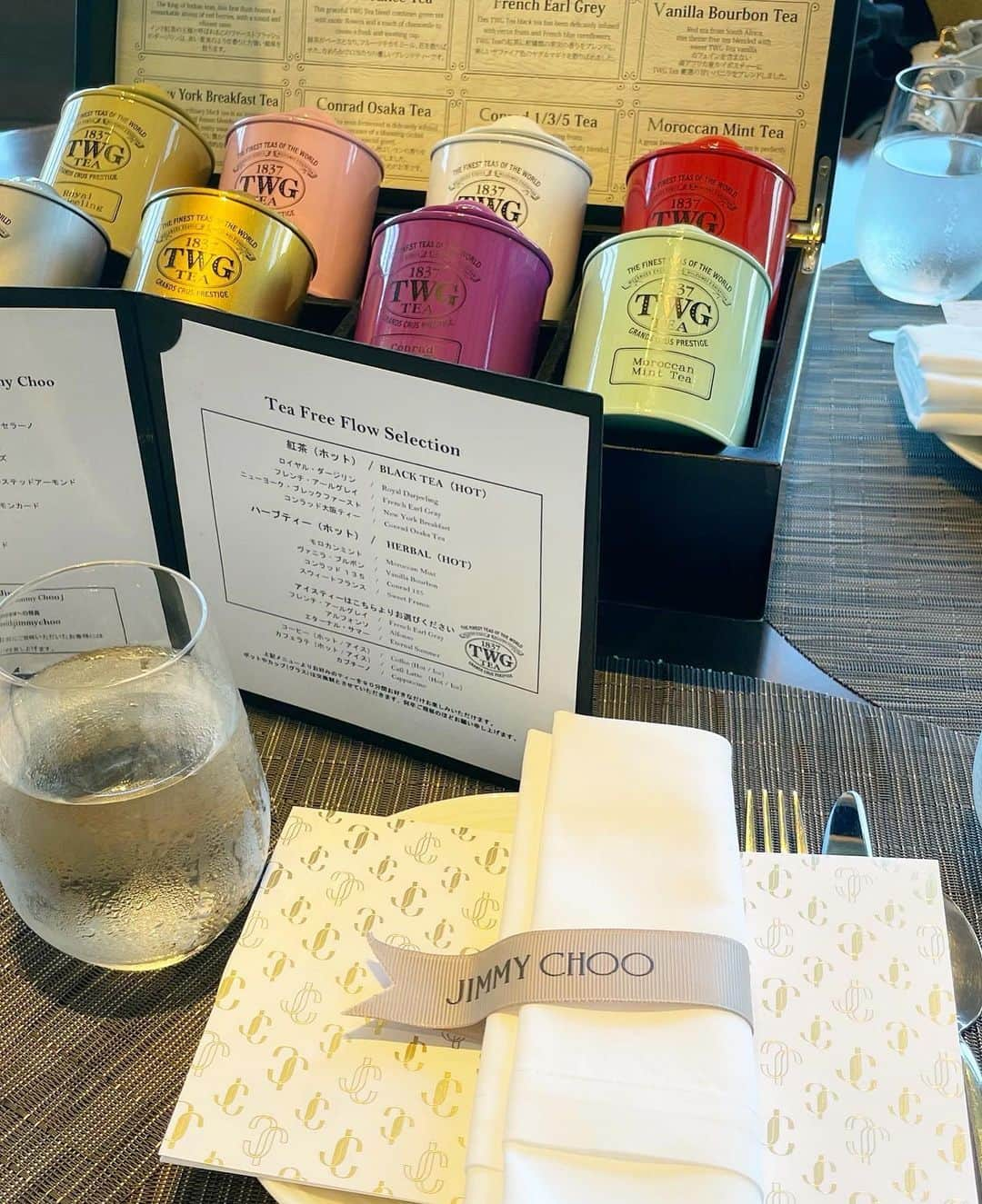 yuukachiさんのインスタグラム写真 - (yuukachiInstagram)「Afternoontea🍽🥂🇰🇿  この日はミントグリーンで揃えたよ♡ コンラッドとJIMMY CHOOがコラボ！  6/30~8/31までの期間限定✨ 11:00~20:00 2時間制 40F スカイラウンジ 料金 5700円で楽しめます🍦  お誕生日プレートもしてくれて いつも可愛いを一緒に作ってくれる センスの良いお友達たち♡  私は可愛くていい友達が多いのが自慢です☺️  TIKTOKとリールでこの日の動画載せるね♡」7月23日 19時26分 - yuuka_stagram