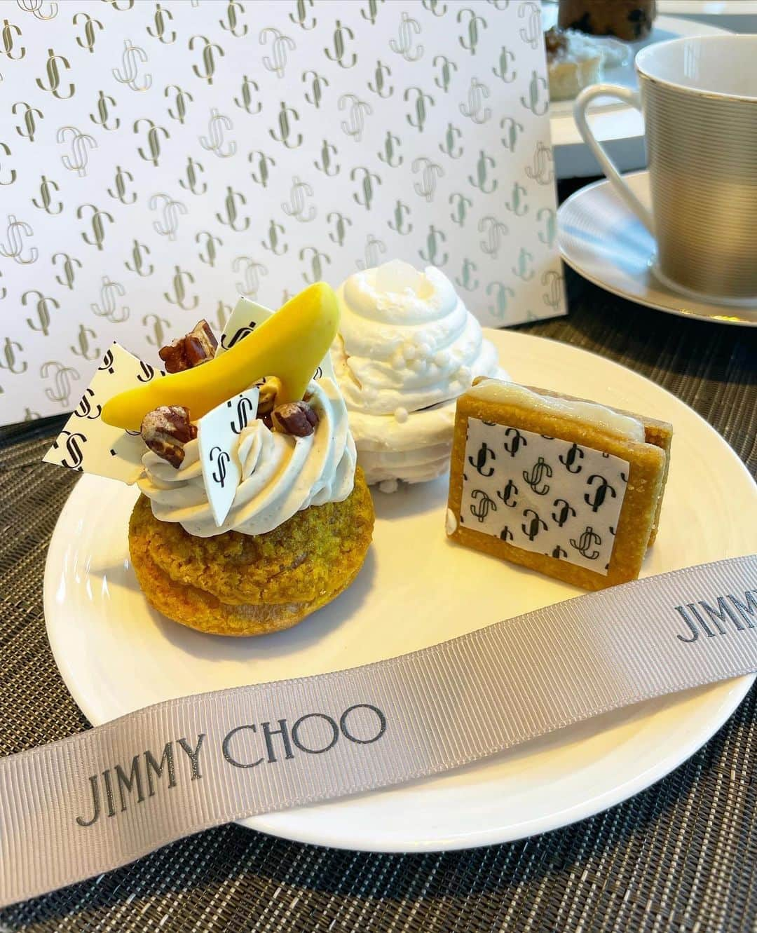 yuukachiさんのインスタグラム写真 - (yuukachiInstagram)「Afternoontea🍽🥂🇰🇿  この日はミントグリーンで揃えたよ♡ コンラッドとJIMMY CHOOがコラボ！  6/30~8/31までの期間限定✨ 11:00~20:00 2時間制 40F スカイラウンジ 料金 5700円で楽しめます🍦  お誕生日プレートもしてくれて いつも可愛いを一緒に作ってくれる センスの良いお友達たち♡  私は可愛くていい友達が多いのが自慢です☺️  TIKTOKとリールでこの日の動画載せるね♡」7月23日 19時26分 - yuuka_stagram