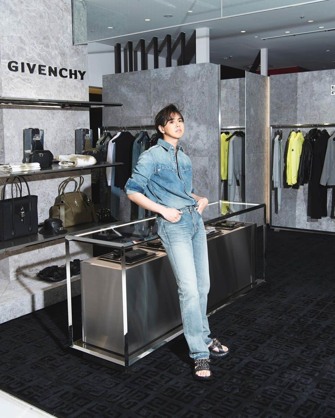 片寄涼太さんのインスタグラム写真 - (片寄涼太Instagram)「Congratulations for the renewal opening of the Givenchy store in Hankyu Men’s Osaka. It’s the first store designed by Mathew M. Williams! I hope that everybody enjoys the new designs and atmosphere of the store! @givenchyofficial  @matthewmwilliams  #HankyuMensOsaka」7月23日 19時44分 - ryota_katayose__official