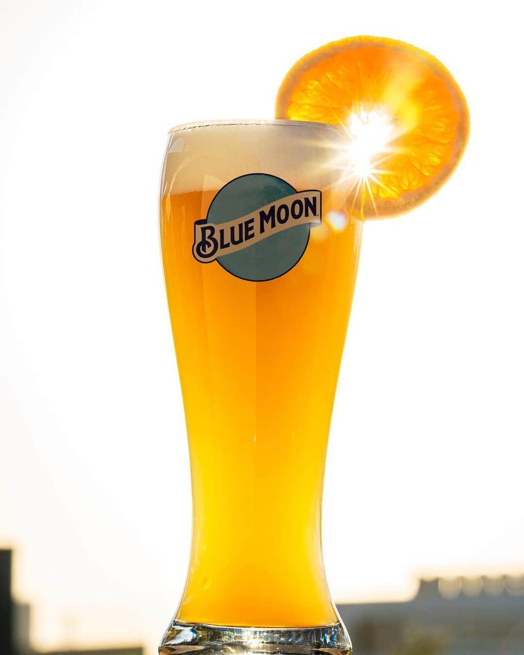 ブルームーンのインスタグラム：「. 満月の夜はBLUE MOONと。 ⁡ 厳しい暑さが続いていますが、オレンジを添えたBLUE MOONで今夜はリフレッシュしませんか。 連休の方は、おうちでゆっくりTV鑑賞のお供にも。 ⁡ 満月の特別な夜にBLUE MOONで乾杯。 ⁡ #ブルームーン #bluemoon #ビール #beer #お酒好き #お酒大好き #クラフトビール #creftbeer #ビール女子 #ビール男子 #ビール好き #満月 #🌕 #月見 #空を見上げるのが好き #空を見上げて #夏 #夜空 #夏の思い出 #暑い日 #ベランピング #グランピング #おしゃピク #庭キャンプ #キャンプ #キャンプ女子 #家飲み #おうち居酒屋」