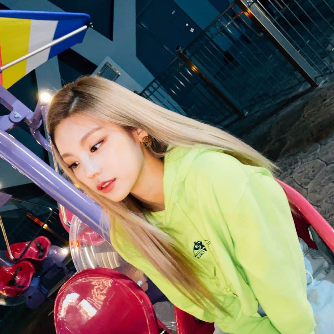 ITZYさんのインスタグラム写真 - (ITZYInstagram)「Let’s GO❣️😆🎢」7月23日 19時53分 - itzy.all.in.us