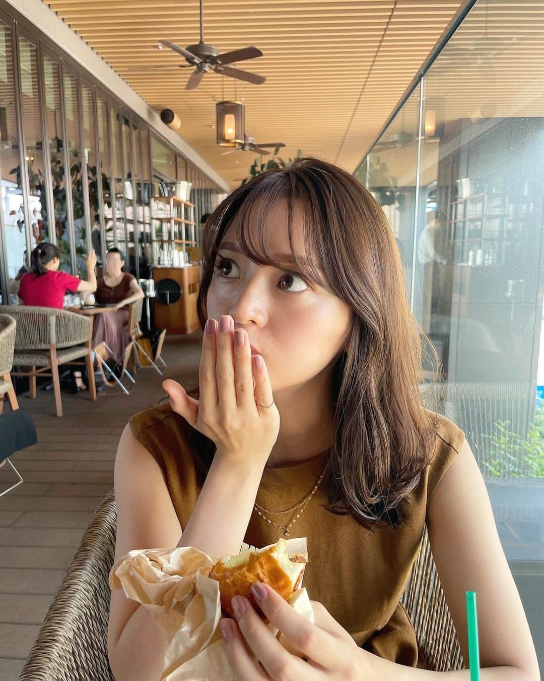 森山紗希さんのインスタグラム写真 - (森山紗希Instagram)「テラスランチ🍹 雰囲気といい食べ物が最高な場所 テラスなのに涼しかった🌿  ハンバーガーのお肉がとっても美味しかった😋  #lunch #terrace #terracecafe」7月23日 20時08分 - morisaki0404