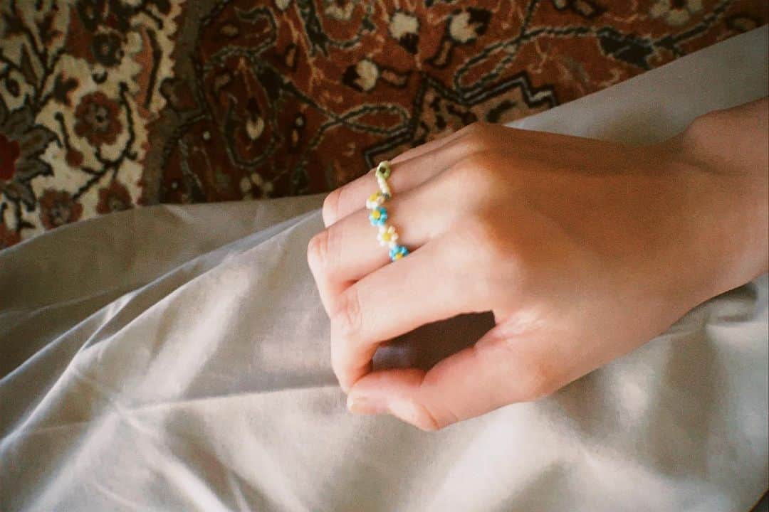 のインスタグラム：「手作り かわいい子に教えてもらったの♡  中指のリングは彼女が作ってくれた🌼」