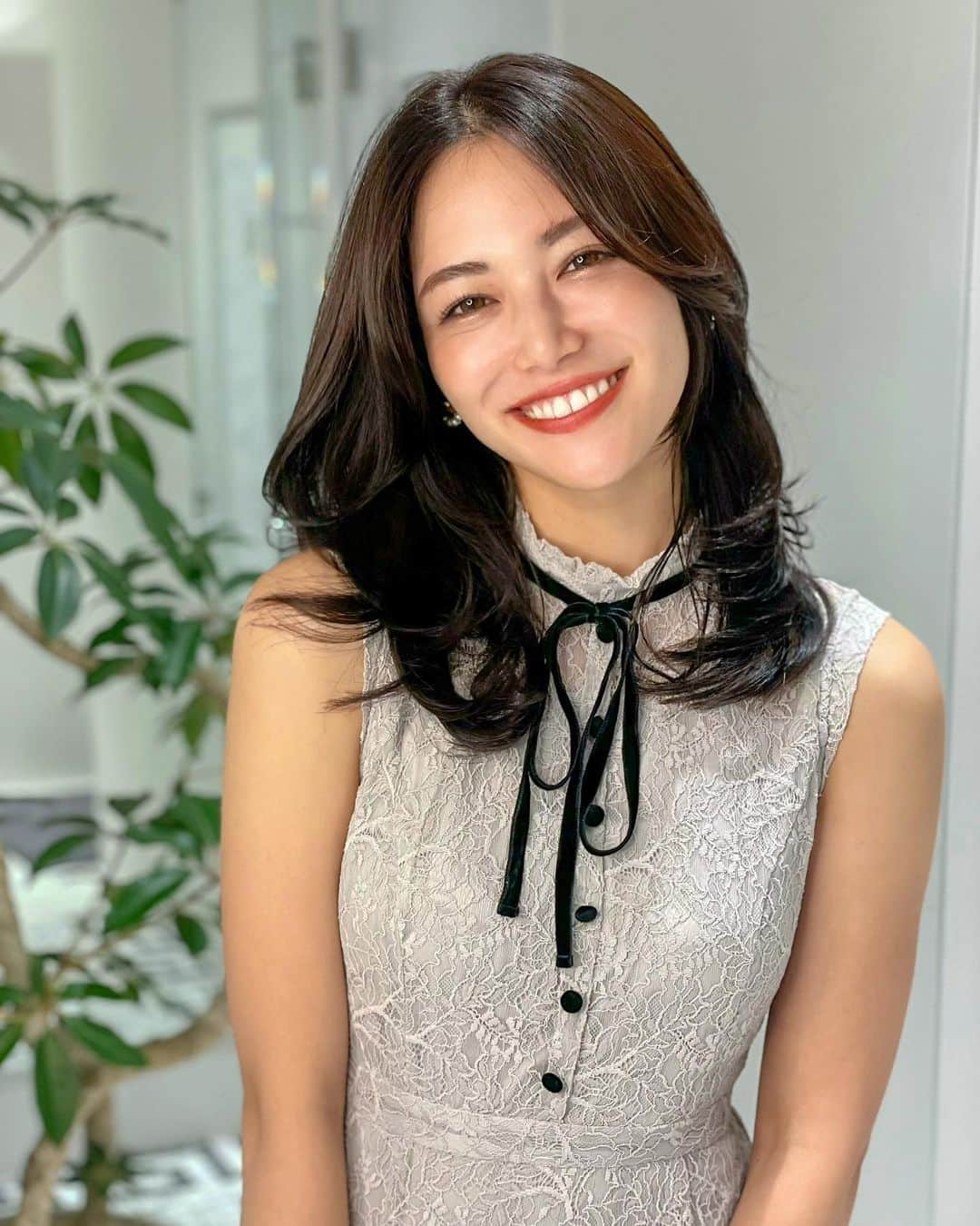 のインスタグラム：「こんばんは💕 . 先日 @zacc_miyagawa で久々のヘアカット💇‍♀️💕後れ毛作って似合わせヘアに💓小顔効果抜群で嬉しい❣️ . このヘアスタイルをキープできるようにヘアケアも夏用に変えたよ🍉 @dianebonheur のブルージャスミン！✨ . 今なら限定キットでポーチとミニワックス付き♡香り爽やかで夏にピッタリ！ミニワックスも伸びが良くていい香りなの💓 . 今いつもカバンに持ち歩いてるんだけどツヤツヤになるし、髪の毛がきれいにみえるよ❤ ゴルフではダイアンのドライシャンプー大活躍だし、ダイアン本当さまさまです😆⭐️ . 是非チェックしてみてね！💛 dress... @celford_official  . #dianebonheur #ダイアンボヌール #シャンプー #トリートメント #ヘアカット #セルフォード #celford #ミディアムヘア #ヘアカット #夏日様 #ヘアスタイル #ヘアカタ #ヘアカタログ #ドライシャンプー #黒髪 #艶髪 #巻き髪 #小顔ヘア #hairstyle #haircut #haircutsforwomen #ドラコス #おすすめコスメ #美容 #夏美容 #ヘアケア #ヘアケア用品 #ヘアケアグッズ #限定コスメ #限定品 #数量限定」