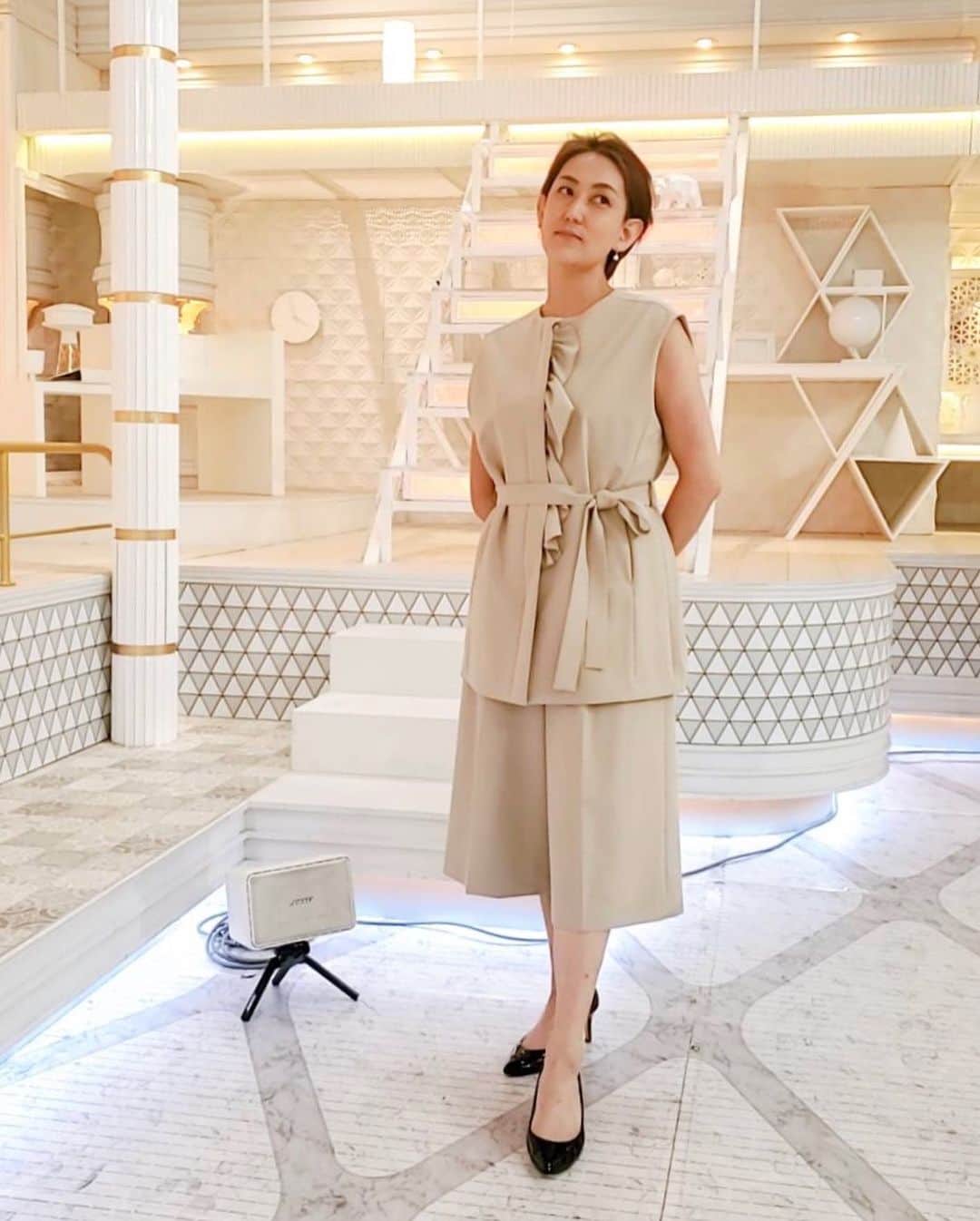 のインスタグラム：「🔶イチオシファッション🔶 山内アナの今週の衣装はこちら💁‍♀️ LANVIN en Bleuの上品なノースリーブジャケットとセンタープレスのハーフパンツを合わせてセットアップに✨ 柔らかなベージュ色のワントーンで、優しげな印象になっていますよね🌼  今夜はいよいよオリンピック開会式💫 来週のNスタでもオリンピックについてお伝えします✨  #山内あゆ #ワントーンコーデ #セットアップ #オフィスカジュアル #通勤コーデ #通勤服 #ootd #Nスタ #TBS #井上貴博 #ホラン千秋」