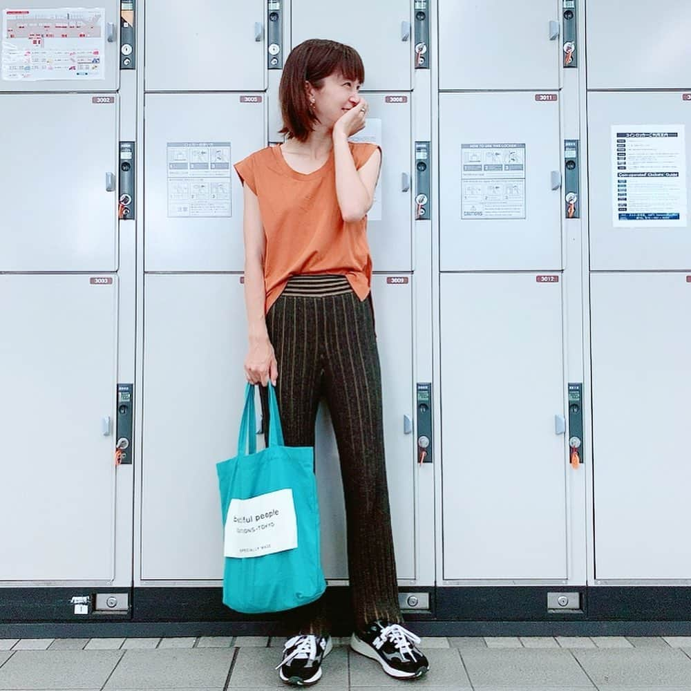 安田美沙子さんのインスタグラム写真 - (安田美沙子Instagram)「私服✨ 仕事前のノーメイクで失礼。 @drwcys_official  さんとのコラボオレンジT🧡 冷たい素材なので気持ちいい。。 あと、二の腕が細く見えるデザイン😏  楽しく笑顔でお仕事して来ました。最近は、素敵な出逢いや再会があったり、前よりポジティブ。楽しんだもの勝ち。何でも楽しいって感じようと切り替えると、楽しいかもって感じてます。  今夜は @misako.sari.home  のYouTubeが公開されました✨ 夏小物を紹介してまーす！  #shooting #work #thanks #drwcys #todayful #beautifulpeople  #newbalance」7月23日 20時25分 - yasuda_misako