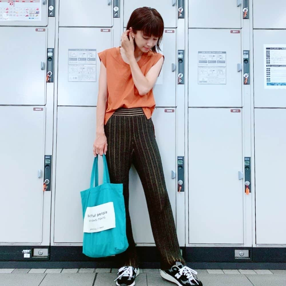 安田美沙子さんのインスタグラム写真 - (安田美沙子Instagram)「私服✨ 仕事前のノーメイクで失礼。 @drwcys_official  さんとのコラボオレンジT🧡 冷たい素材なので気持ちいい。。 あと、二の腕が細く見えるデザイン😏  楽しく笑顔でお仕事して来ました。最近は、素敵な出逢いや再会があったり、前よりポジティブ。楽しんだもの勝ち。何でも楽しいって感じようと切り替えると、楽しいかもって感じてます。  今夜は @misako.sari.home  のYouTubeが公開されました✨ 夏小物を紹介してまーす！  #shooting #work #thanks #drwcys #todayful #beautifulpeople  #newbalance」7月23日 20時25分 - yasuda_misako