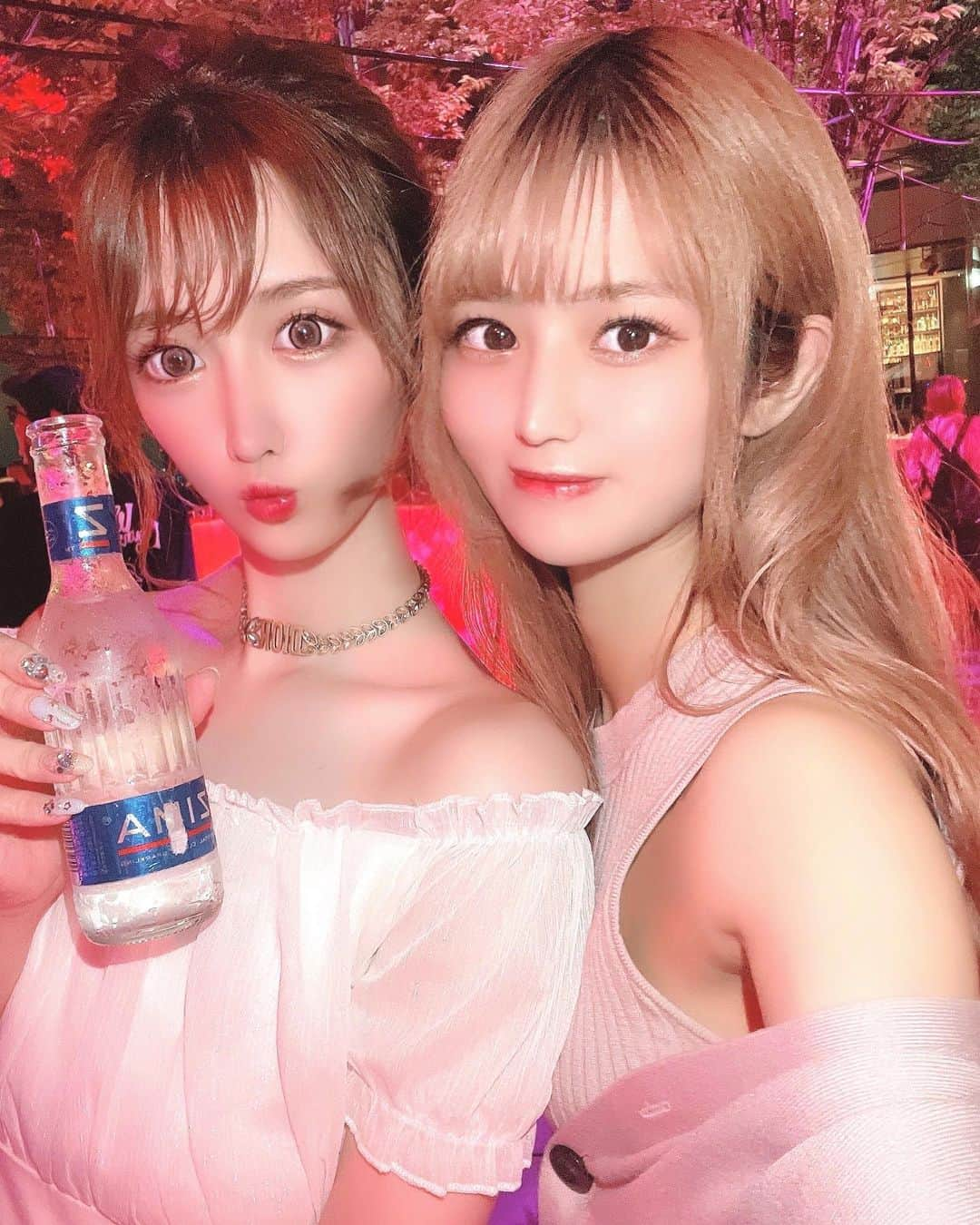 ゆうめろさんのインスタグラム写真 - (ゆうめろInstagram)「・ ・ ありすちゃんと😘💗 この日酔いすぎて酔いめろ可愛いって言われた🥺笑 酔うと甘えちゃう( ´•௰• ` )笑 ・ #ありめろ  #百合カップル  #セラヴィ東京  #レセプション」7月23日 20時40分 - yk.o0