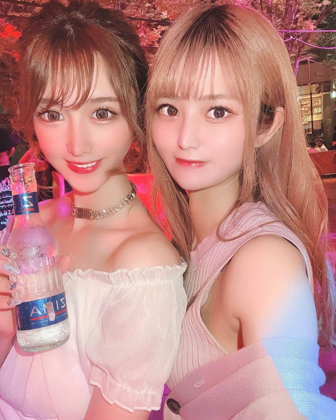 ゆうめろさんのインスタグラム写真 - (ゆうめろInstagram)「・ ・ ありすちゃんと😘💗 この日酔いすぎて酔いめろ可愛いって言われた🥺笑 酔うと甘えちゃう( ´•௰• ` )笑 ・ #ありめろ  #百合カップル  #セラヴィ東京  #レセプション」7月23日 20時40分 - yk.o0