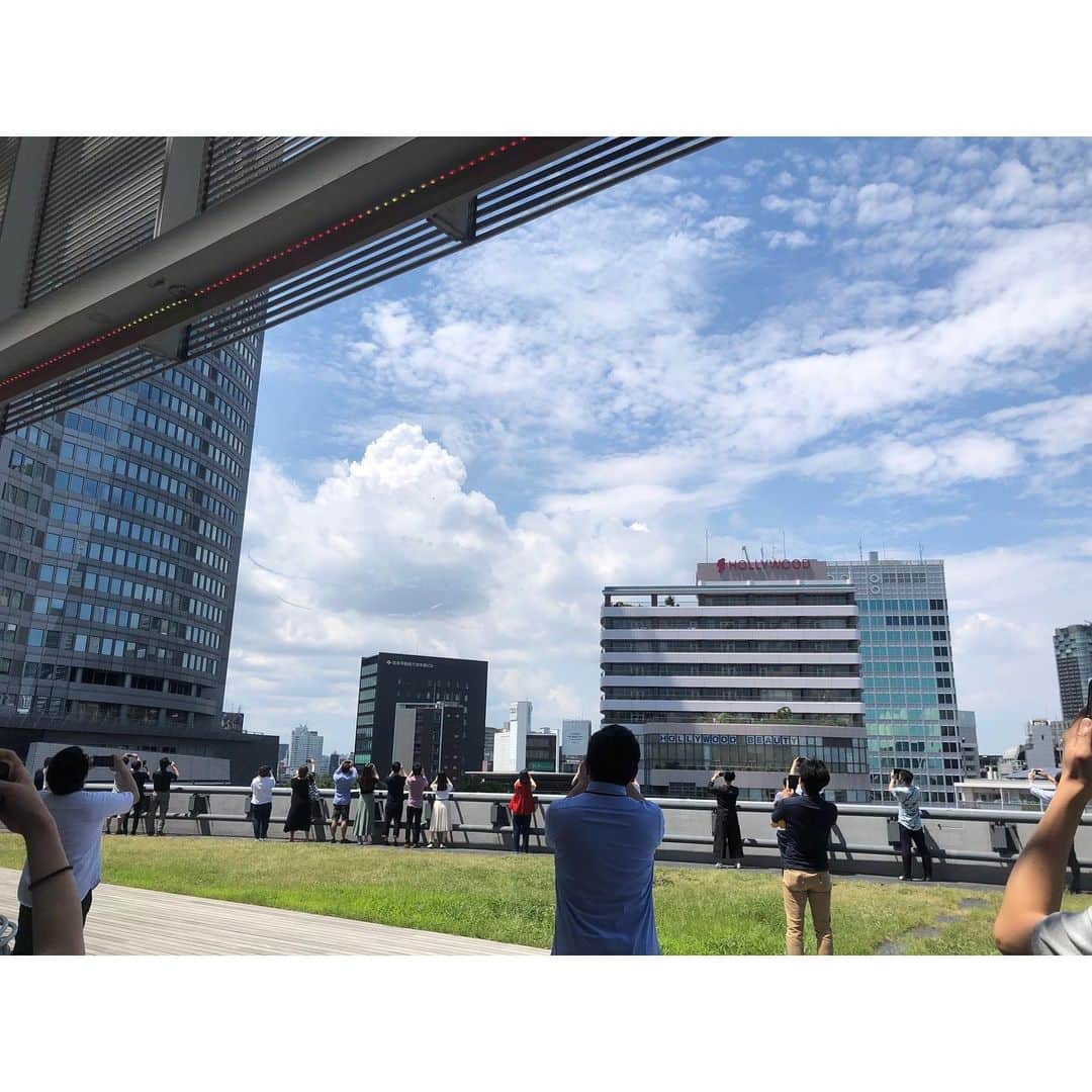 林美沙希さんのインスタグラム写真 - (林美沙希Instagram)「.  残念ながらシャッターチャンスは 逃してしまったんですが、 皆で空を見上げて 同じものを楽しむっていいなあと 改めて思いました。  #ブルーインパルス#屋上#空#五輪」7月23日 20時42分 - misaki0hayashi