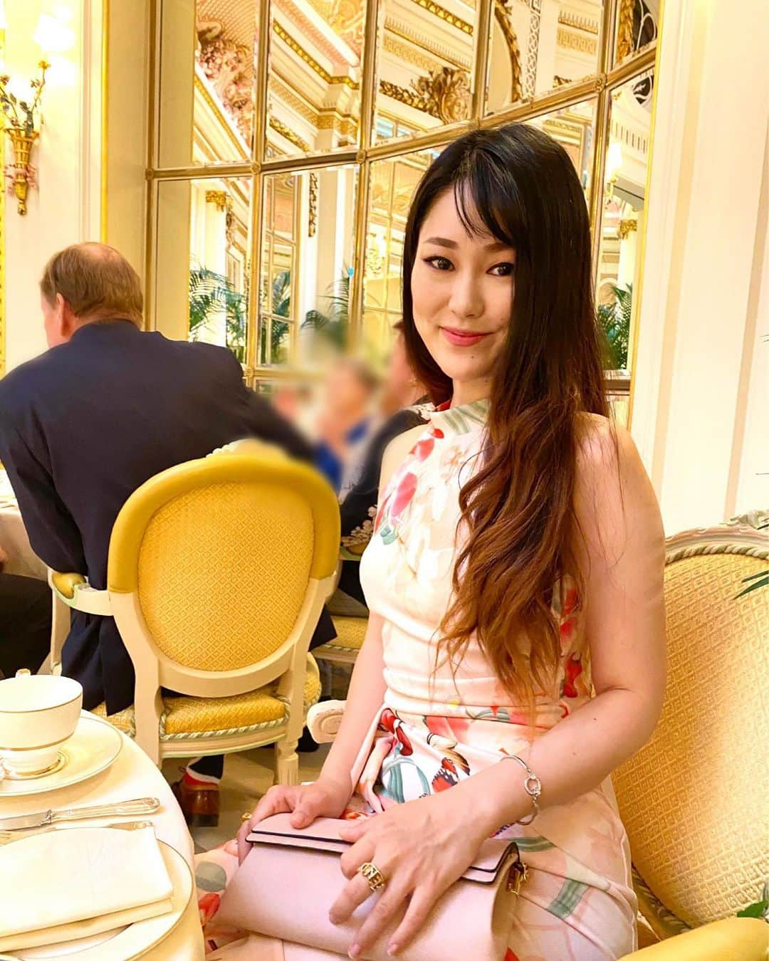 Chiakiのインスタグラム：「Gorgeous afternoon tea @theritzlondon ❤️ I felt absolutely relaxed in the atmosphere.✨  ザ リッツロンドンでのアフタヌーンティー動画、公開しました！ ピアノの音が流れる優しい雰囲気🎶  美味しいお食事🍽紅茶の香り🍃 心もリセットされて、また頑張ろう！という気持ちになった😊🌟  心が安らぐものや空間ってプライスレス🎁 #自分へのご褒美」