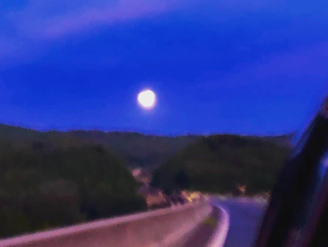 世良公則のインスタグラム：「・・・・・・ 東の空に満月が  そして振り返れば  西の空の夕焼け  ふたつの時間の狭間にいる  美しい岡山の空  ・・・・・・  #世良公則 #masanorisera #japanesemusician #japaneseculture #japaneseartist #fullmoon #sunset #満月 #夕焼け #岡山 #アコースティックライブ #アコースティックギター」