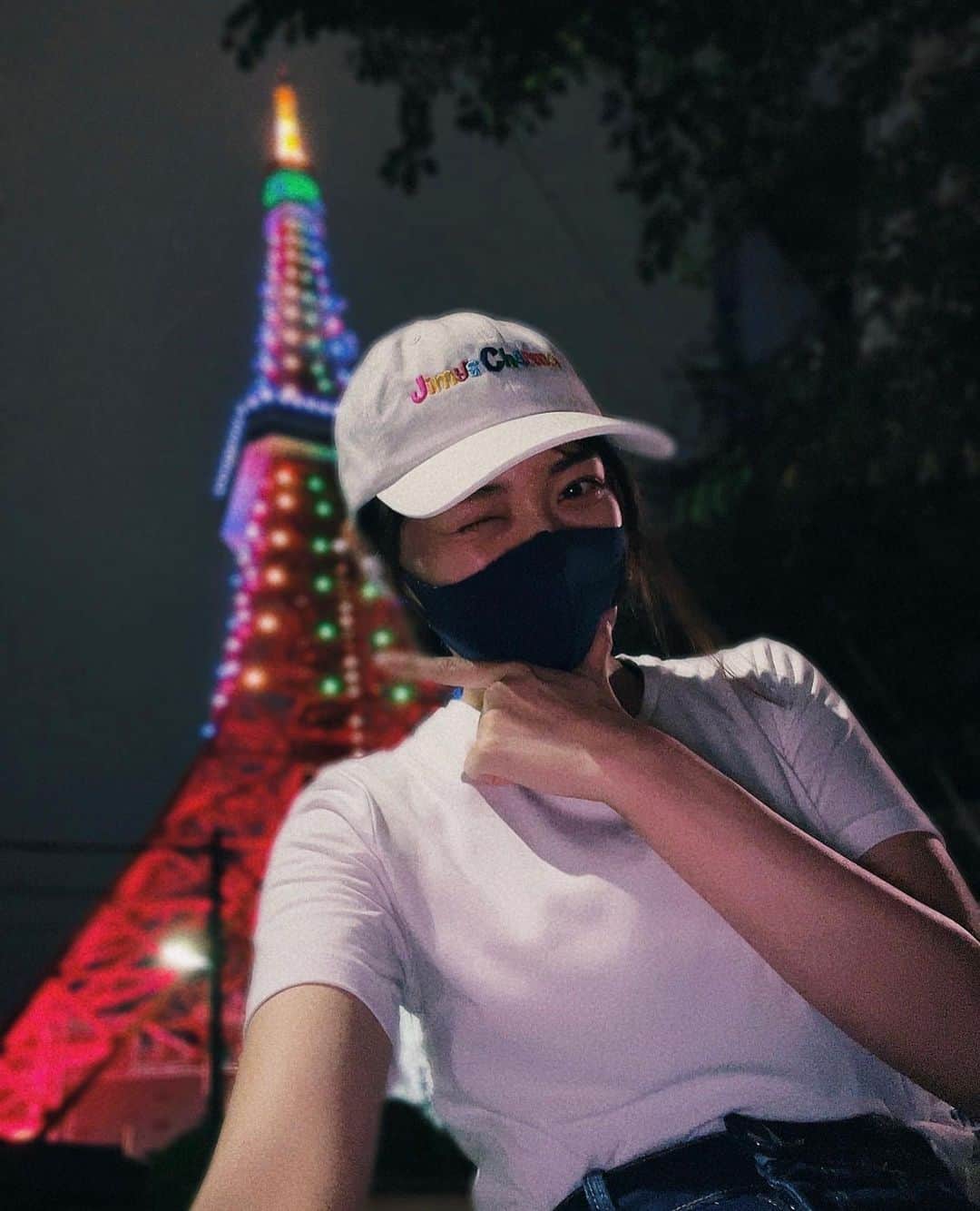 伊藤しほ乃のインスタグラム：「はじまりましたね🗼🇯🇵🥺 東京タワーがオリンピックカラーになってるよ🌍  The Olympics begin from today🥺🌍 #Olympic #tokyo #tokyoolympics  #olympiccolor #tokyotower  たまたまキャップもカラフル #合わせたわけではない　笑 @exposition_harajuku」