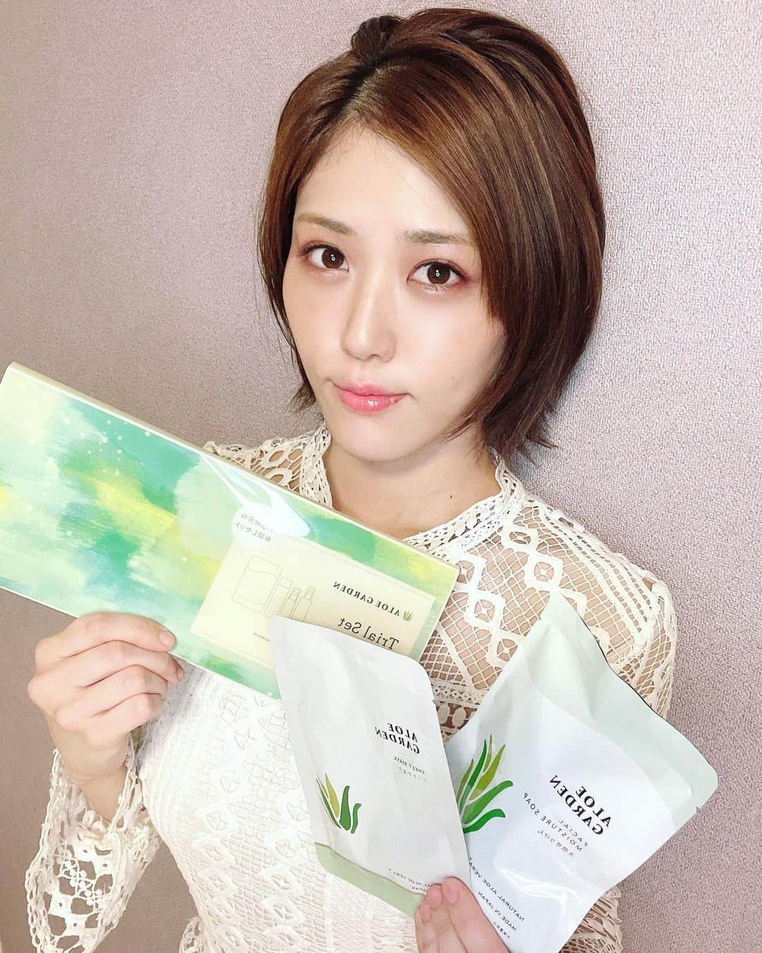 北内みさとさんのインスタグラム写真 - (北内みさとInstagram)「🌿アロエガーデン勉強会🌿に 参加させていただきました🍏† @aloegarden_aloe   アロエとは・・小さいころ火傷したら おばぁちゃんがアロエの🌿持ってきて 直そうとしてくれたイメージ👵♡ 👵ぁりがとう..🥺💓  そんなアロエの「保水力」について 学びました＊°  300種類以上もあるアロエの中から、 スキンケアに最適なアロエをセレクトし 商品づくりをしている 小林製薬　「アロエガーデン」  ・・・・・・・・・・・・・・・ 〈アロエの秘密〉  砂漠や高原、高地などの乾燥地域に多く 自生しており、生き抜くためには 体内に水分を保持する必要があります。  保水力の元は、葉肉に含まれる 「ゲル部分」と「肉厚な皮」  特に、保水力が高いと言われる アロエベラは、 ゲル部分を取り出すと粘りのある液体が🌿  ・・・・・・・・・・・・・・・ 〈アロエガーデン商品〉 ※アロエガーデン様よりいただきました。  （🌿）高保湿化粧水  保湿成分　99％配合✨ 濃密なとろみがベタつかず、 お肌になめらかになじみ 角層のすみずみまで潤いが浸透✨  水を一切使用せず(*1) 保湿成分アロエベラ液汁でできた化粧水  (*1)全成分上の「水」は原料由来です（1％未満）  （🌿）洗顔せっけん 美容成分　約１／３配合💍。 手作業工程をへて、丁寧に製造されました。  保湿成分配合のとろみ泡がやさしく洗顔 泡がびよ〜んと、よくのびもちが良く 30秒の泡パックもおすすめ✨  粘りの強さが特徴な静岡産の たった一軒の農家で作られた アロエベラ液汁*配合🌿  *保湿成分  #日本化粧品検定 ▼ @cosmeken  ・・・・・・・・・・・・・・・ アロエガーデンの「保水力」 ぜひぜひお試しください🎶🐵 優しいい〜かおりで癒されます🎶  美容まとめ▼ @yuuna_make_up   #物品提供 #高保湿 #乾燥肌ケア #アロエガーデン #jclacc #snsコンテスト #スキンケア #skicare #スキンケア紹介 #スキンケア好きさんと繋がりたい #beauty #girl #japanesegirl #コスメコンシェルジュ #潤い #美肌 #すっぴん美人 #美容 #美容マニア #instagood #followme」7月24日 7時29分 - unyn1992