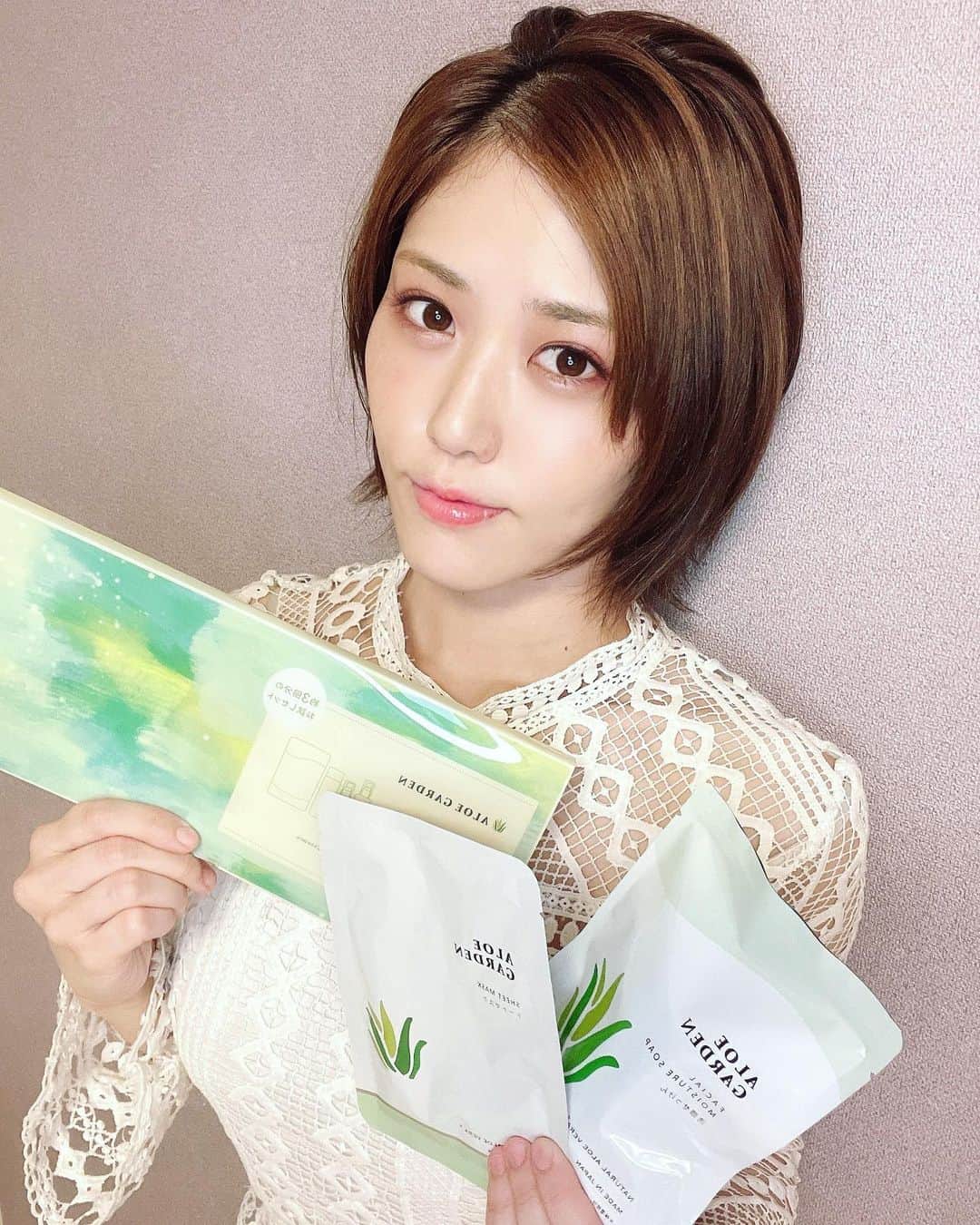 北内みさとさんのインスタグラム写真 - (北内みさとInstagram)「🌿アロエガーデン勉強会🌿に 参加させていただきました🍏† @aloegarden_aloe   アロエとは・・小さいころ火傷したら おばぁちゃんがアロエの🌿持ってきて 直そうとしてくれたイメージ👵♡ 👵ぁりがとう..🥺💓  そんなアロエの「保水力」について 学びました＊°  300種類以上もあるアロエの中から、 スキンケアに最適なアロエをセレクトし 商品づくりをしている 小林製薬　「アロエガーデン」  ・・・・・・・・・・・・・・・ 〈アロエの秘密〉  砂漠や高原、高地などの乾燥地域に多く 自生しており、生き抜くためには 体内に水分を保持する必要があります。  保水力の元は、葉肉に含まれる 「ゲル部分」と「肉厚な皮」  特に、保水力が高いと言われる アロエベラは、 ゲル部分を取り出すと粘りのある液体が🌿  ・・・・・・・・・・・・・・・ 〈アロエガーデン商品〉 ※アロエガーデン様よりいただきました。  （🌿）高保湿化粧水  保湿成分　99％配合✨ 濃密なとろみがベタつかず、 お肌になめらかになじみ 角層のすみずみまで潤いが浸透✨  水を一切使用せず(*1) 保湿成分アロエベラ液汁でできた化粧水  (*1)全成分上の「水」は原料由来です（1％未満）  （🌿）洗顔せっけん 美容成分　約１／３配合💍。 手作業工程をへて、丁寧に製造されました。  保湿成分配合のとろみ泡がやさしく洗顔 泡がびよ〜んと、よくのびもちが良く 30秒の泡パックもおすすめ✨  粘りの強さが特徴な静岡産の たった一軒の農家で作られた アロエベラ液汁*配合🌿  *保湿成分  #日本化粧品検定 ▼ @cosmeken  ・・・・・・・・・・・・・・・ アロエガーデンの「保水力」 ぜひぜひお試しください🎶🐵 優しいい〜かおりで癒されます🎶  美容まとめ▼ @yuuna_make_up   #物品提供 #高保湿 #乾燥肌ケア #アロエガーデン #jclacc #snsコンテスト #スキンケア #skicare #スキンケア紹介 #スキンケア好きさんと繋がりたい #beauty #girl #japanesegirl #コスメコンシェルジュ #潤い #美肌 #すっぴん美人 #美容 #美容マニア #instagood #followme」7月24日 7時29分 - unyn1992