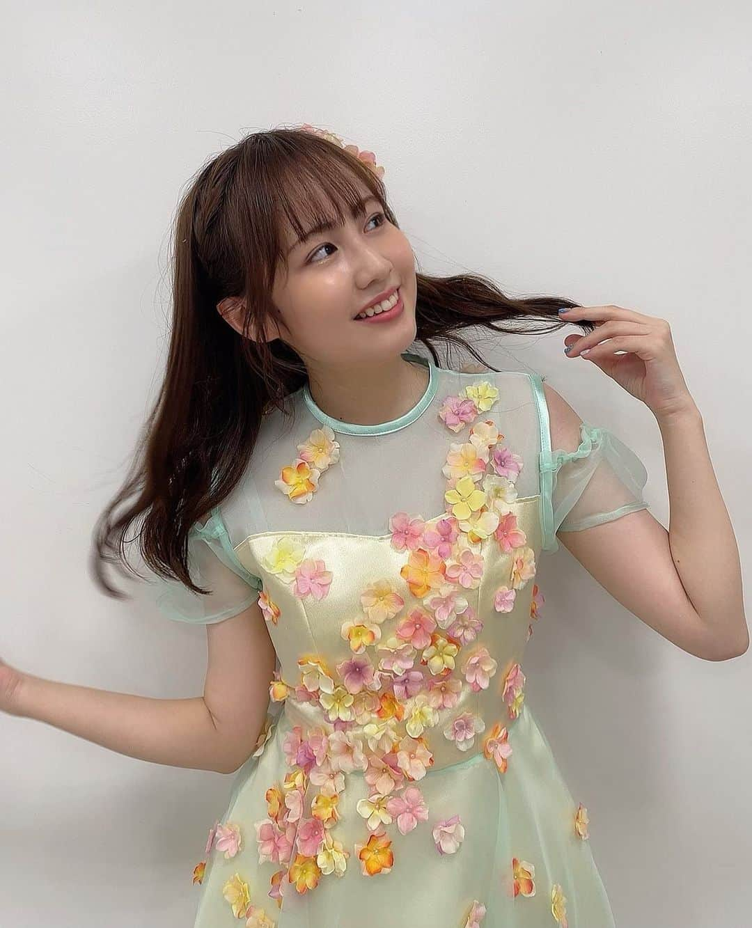 西村菜那子さんのインスタグラム写真 - (西村菜那子Instagram)「お花いくつついてるの？🌸🌼 #ここで一発　歌いました #NGT48 #SKE48」7月23日 22時51分 - nanako_nishimura