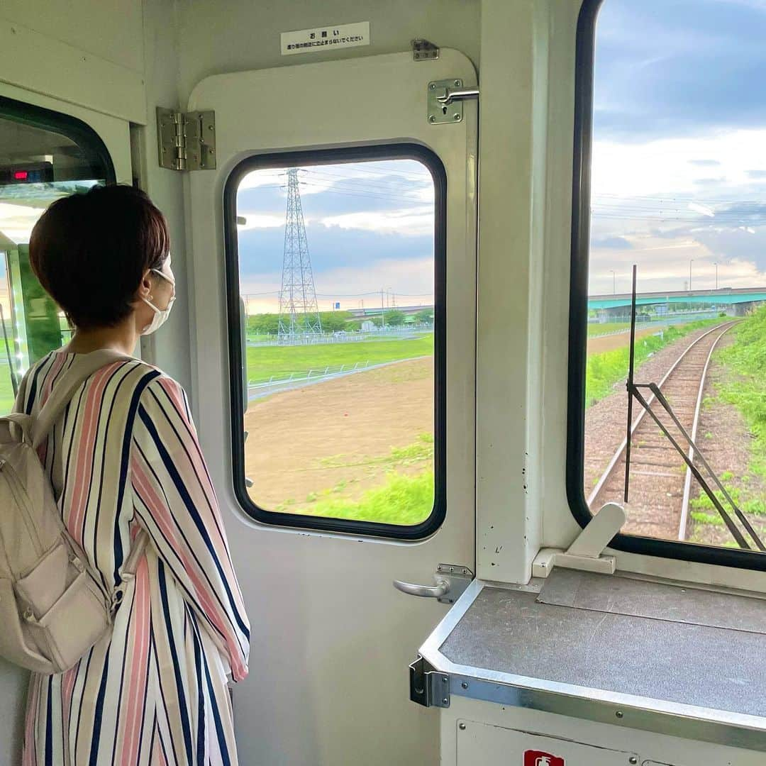 村井美樹さんのインスタグラム写真 - (村井美樹Instagram)「明日24日テレビ東京系で18時30分から「ローカル路線バスVS鉄道 乗り継ぎ対決旅9」の放送があります😊  バス🚌🔥VS🔥鉄道🚃乗り継ぎ対決旅第9弾！  なんと、今回は曜日を飛び越えて土曜スペシャルに進出✨  茨城県の鹿島サッカースタジアムをスタートして、栃木県鬼怒川温泉の展望台を目指します💪  いつもハードな対決旅ですが、今回はさらに過酷な旅だったかも…😂  現在バス4勝、鉄道4勝。 さぁ、勝つのはどっち？！  放送は  テレビ東京系　7/24(土)18:30～20:54  （ 愛知:TVA, 岐阜:GBS, 滋賀:BBC, 奈良:TVN, 和歌山:WTV, 岡山香川:TSC）  です。お楽しみにー！☺️  バスチーム🚌 #太川陽介 さん  #王林 さん　 #コカドケンタロウ さん  鉄道チーム🚃 #村井美樹  #須田亜香里 ちゃん #鈴木拓 さん  #バスvs鉄道乗り継ぎ対決旅  #土曜スペシャル  #バスvs鉄道」7月23日 23時09分 - miki_murai_