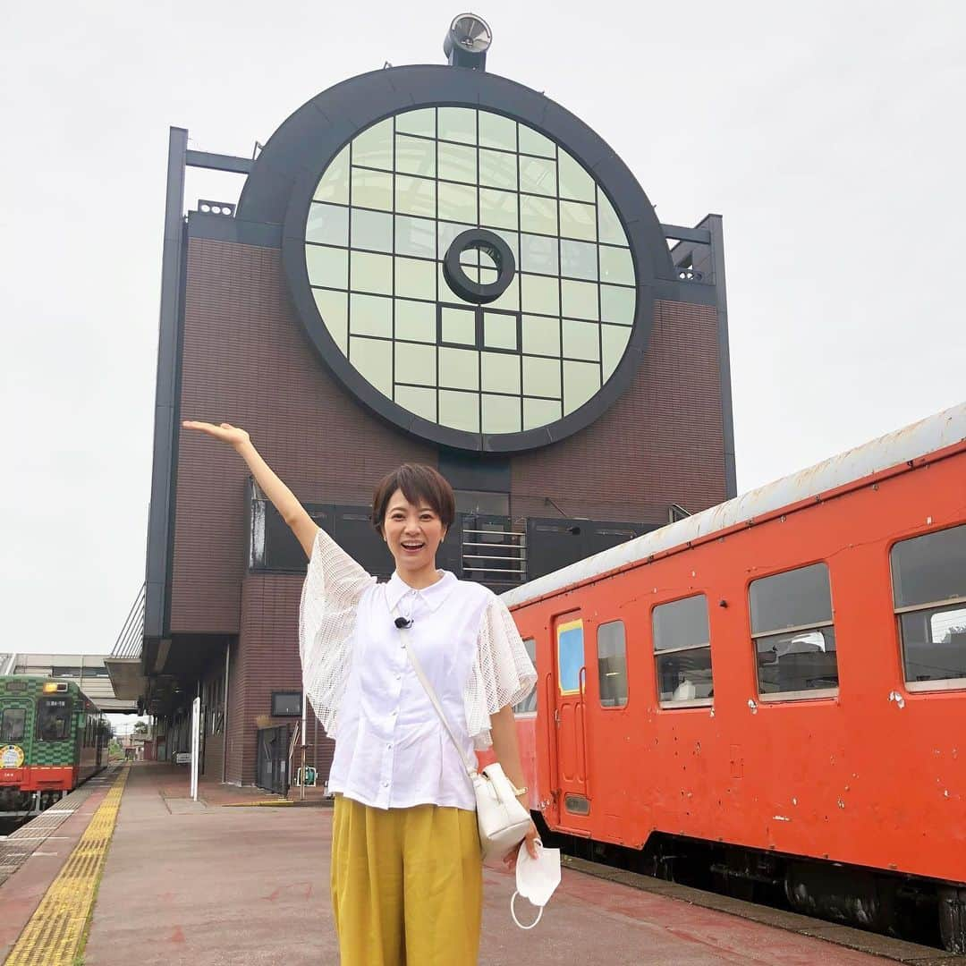 村井美樹さんのインスタグラム写真 - (村井美樹Instagram)「明日24日テレビ東京系で18時30分から「ローカル路線バスVS鉄道 乗り継ぎ対決旅9」の放送があります😊  バス🚌🔥VS🔥鉄道🚃乗り継ぎ対決旅第9弾！  なんと、今回は曜日を飛び越えて土曜スペシャルに進出✨  茨城県の鹿島サッカースタジアムをスタートして、栃木県鬼怒川温泉の展望台を目指します💪  いつもハードな対決旅ですが、今回はさらに過酷な旅だったかも…😂  現在バス4勝、鉄道4勝。 さぁ、勝つのはどっち？！  放送は  テレビ東京系　7/24(土)18:30～20:54  （ 愛知:TVA, 岐阜:GBS, 滋賀:BBC, 奈良:TVN, 和歌山:WTV, 岡山香川:TSC）  です。お楽しみにー！☺️  バスチーム🚌 #太川陽介 さん  #王林 さん　 #コカドケンタロウ さん  鉄道チーム🚃 #村井美樹  #須田亜香里 ちゃん #鈴木拓 さん  #バスvs鉄道乗り継ぎ対決旅  #土曜スペシャル  #バスvs鉄道」7月23日 23時09分 - miki_murai_