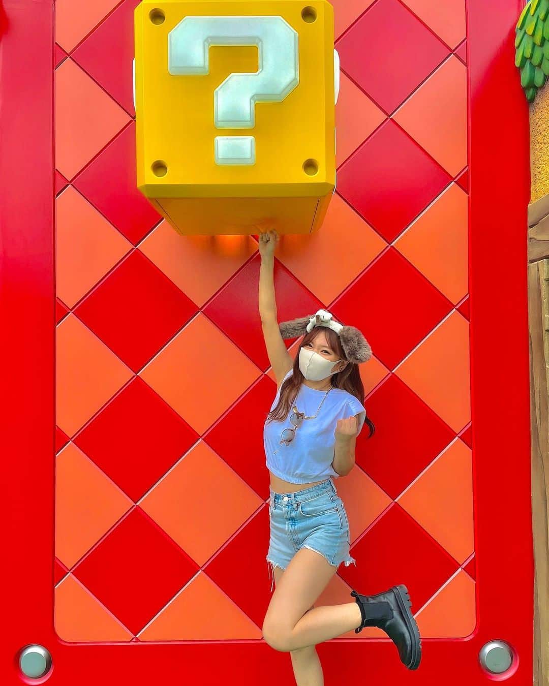 いっちゃん/嶋津 いつみのインスタグラム：「. . こないだのお休みに ずーっと行きたかった USJのニンテンドーワールドに 行ってきたよー😍✨ . . . . マリオの世界観そのままに作られてて ゲームの中に入り込んだ気分やった🥺💗 . . . もちろんマリオの気分で ポーズして写真撮ってもらったよねーww . . 見てw この私の躍動感🤣 こんなアクティブな躍動感あふれる私見たことないやろ？笑 . . . . . アトラクションにも乗ったんやけど マリカーは並ぶところも クッパ城の中に作ってくれてるから 暑さもしのげて、この時期にめっちゃ助かった😂❤️ . . クッパ城の中も、しっかり世界観が作られてるから 並んでる間も飽きへんよ💕 . . . . ヨッシーはゆっくり動いてくれるから小さいお子さんでも楽しめるし、 景色がめちゃくちゃ綺麗に見えて ニンテンドーワールドを一望できるから より世界観を感じたい人は 絶対乗ってほしい❣️ . . . . 感染対策しっかりして しっかり楽しめて良い気分転換できましたー☺️💗💗💗 . . . . #PR #ジャンプでマリオ  #いっちゃん  #フリーモデル  #いっちゃんコーデ #ブライダルモデル #アレンジモデル #ヘアカラー  #ヘアアレンジ #くしゃ顔  #フリーモデル #ドレスモデル #ダイエット  #치맥  #좋아요환영 #소통환영 #팔로우환영  #팔로미 #인친환영 #친구해요 #셀카 #셀피」