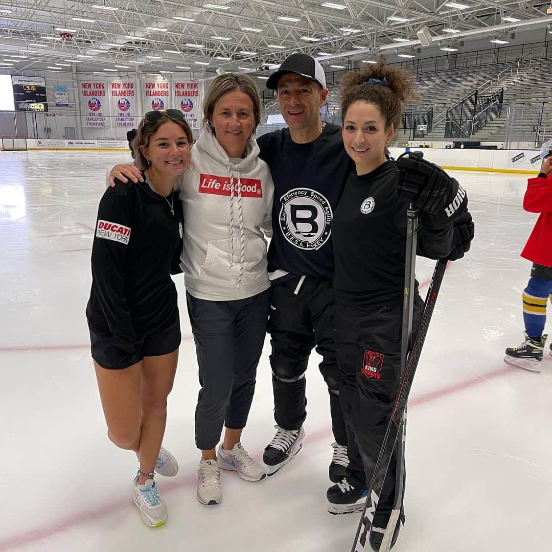 エレーネ・ゲデヴァニシヴィリのインスタグラム：「Had so much fun last week helping with the camp, thanks you @besahockey for having me, 🙏🏻 many more to come  #blessed #family  . . #hockey #hockeylife #besahockey」