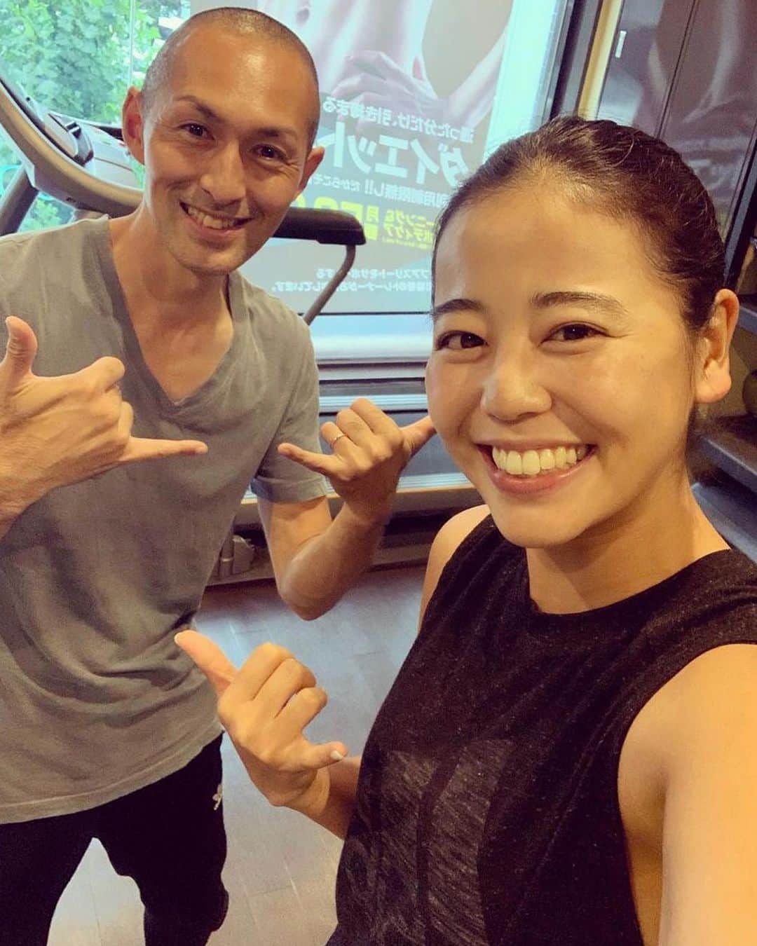 のインスタグラム：「身体のしなやかさが欲しいために 佐藤さん　@ds_body_mainte  のメソッドでトレーニング中🤸‍♀️ 肩甲骨周りの動きが良くなく、分裂して動かすことや連動して動かすこと、何よりも力を抜くことが苦手。 意識したことないところを柔らかく使おうとするから気付いたら上半身に力が入っていたり、、、難しいけど、克服したら理想通りの動きに変わるかも！というワクワクのが強い✨  動画はマエケン体操が出来るようになりたい私😅  #トレーニング #反り腰タイプの身体の使い方」